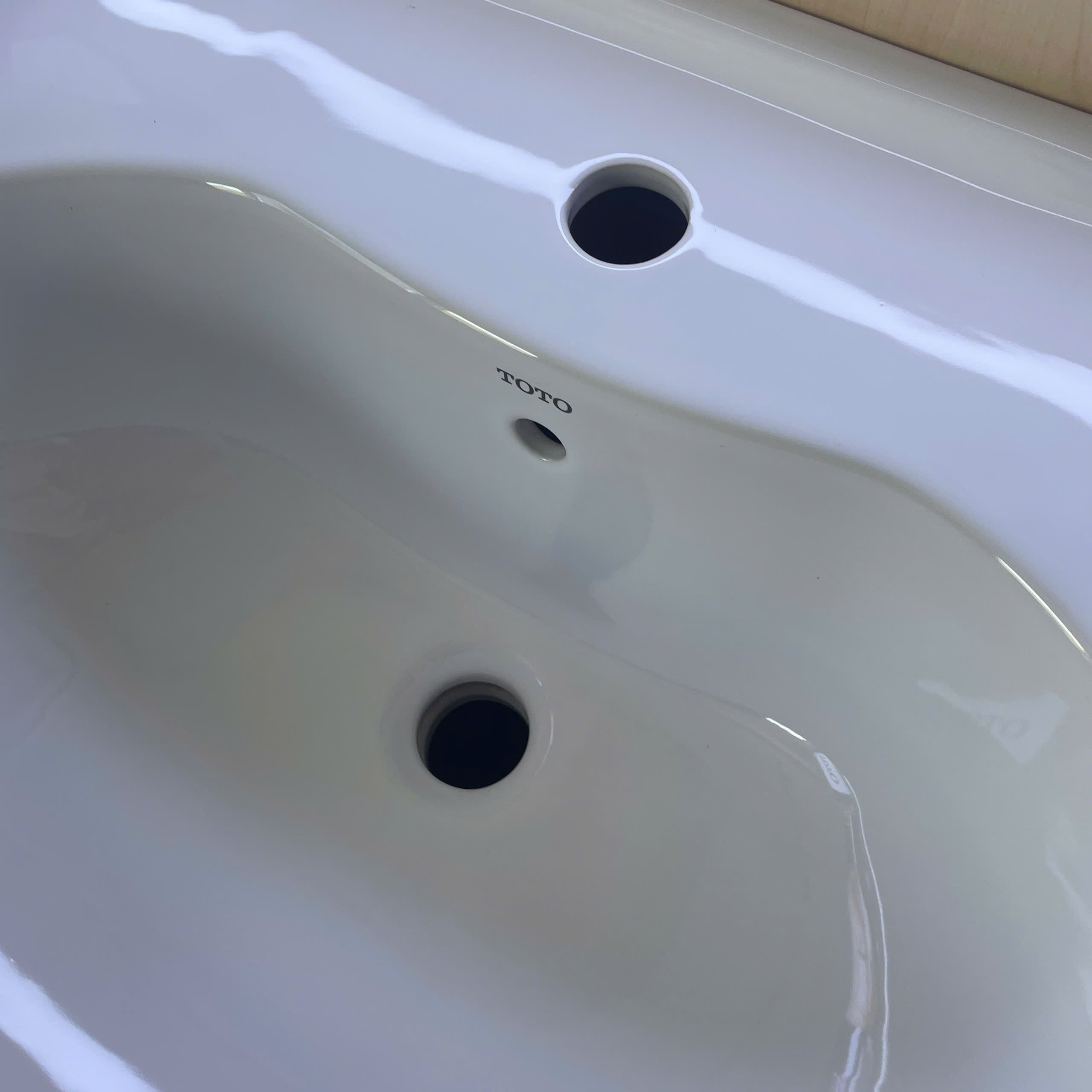 Chậu lavabo treo tường TOTO LHT236CS chân lửng