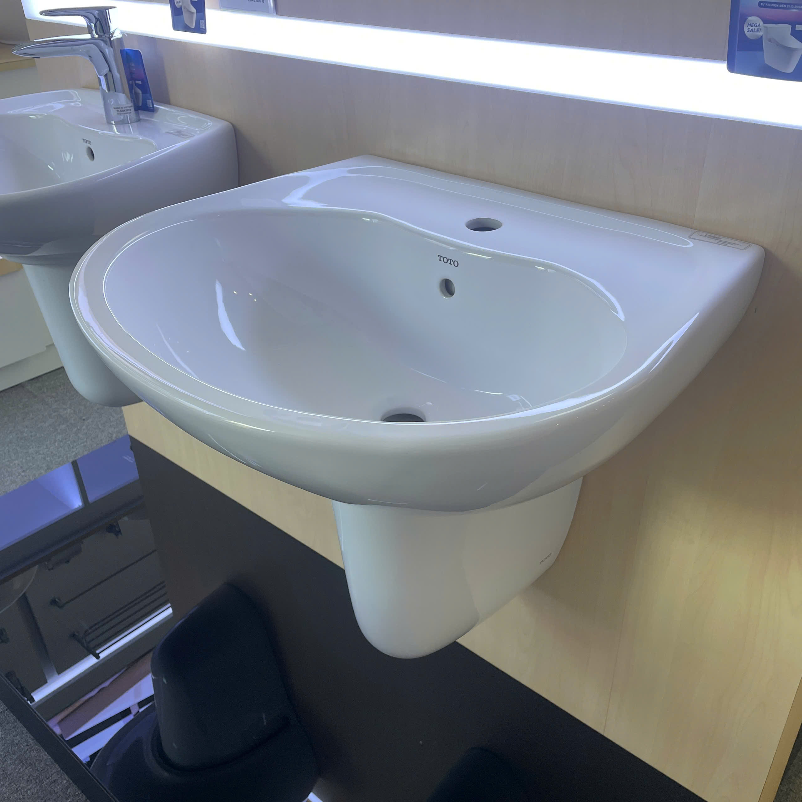 Chậu lavabo treo tường TOTO LHT236CS chân lửng