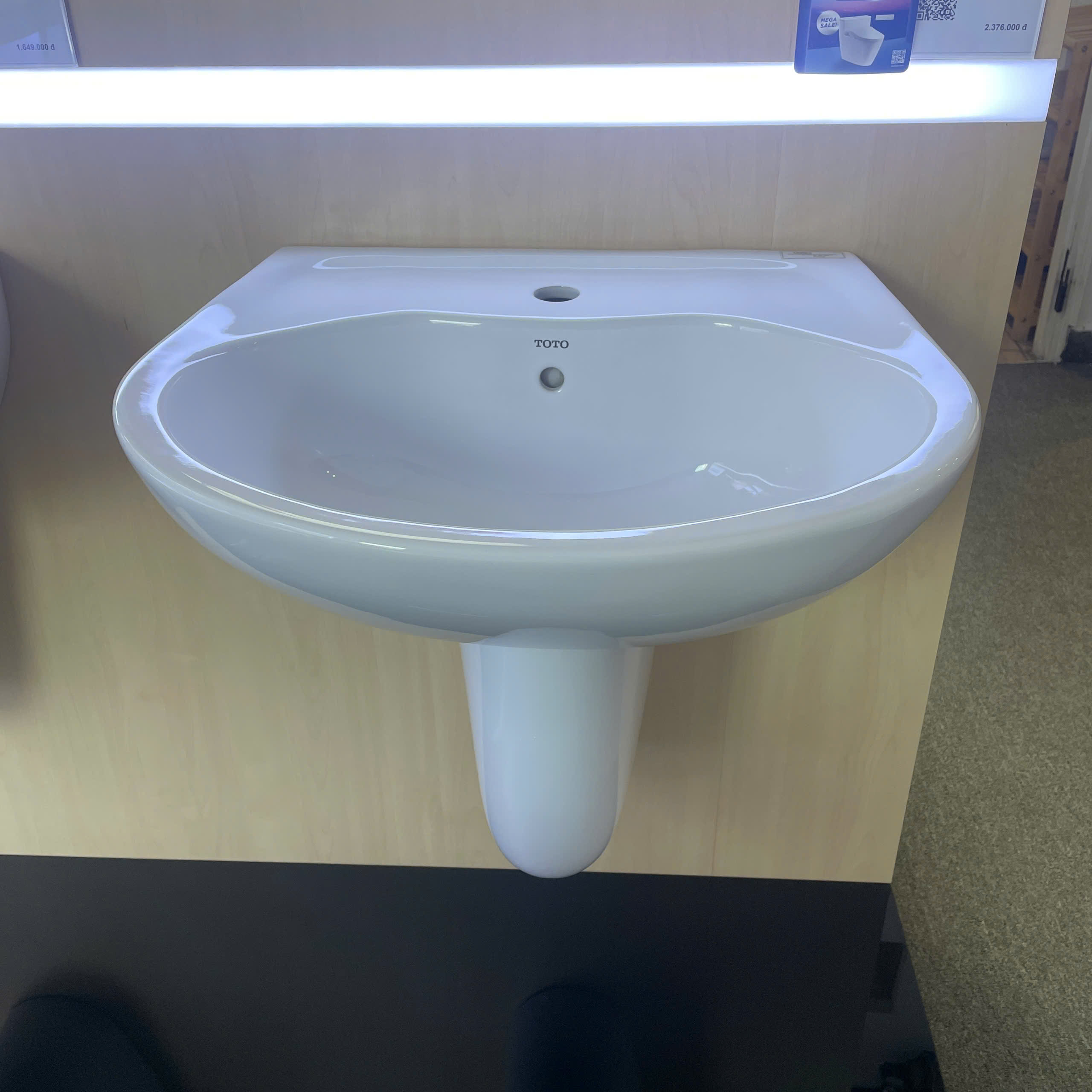 Chậu lavabo treo tường TOTO LHT236CS chân lửng