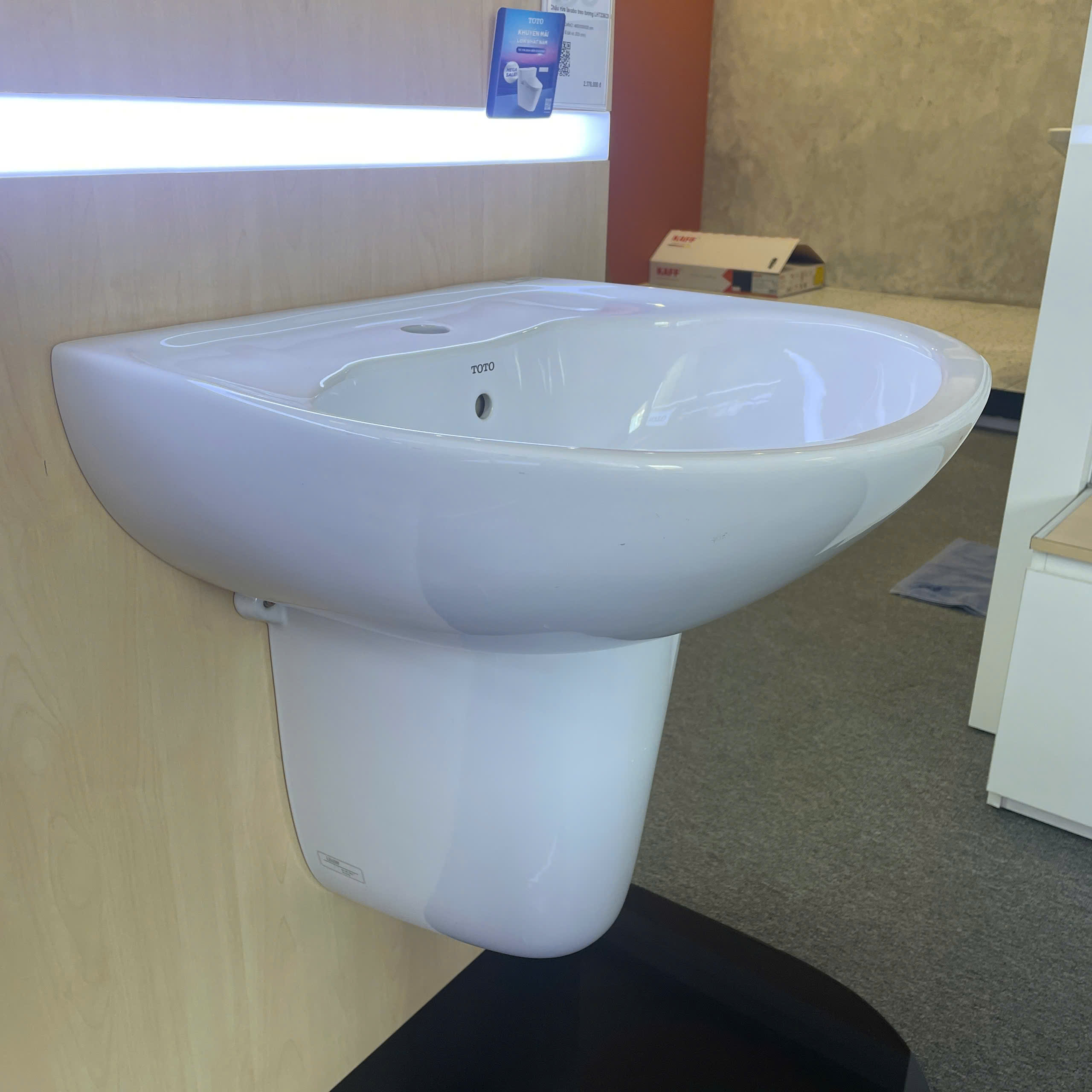 Chậu lavabo treo tường TOTO LHT236CS chân lửng