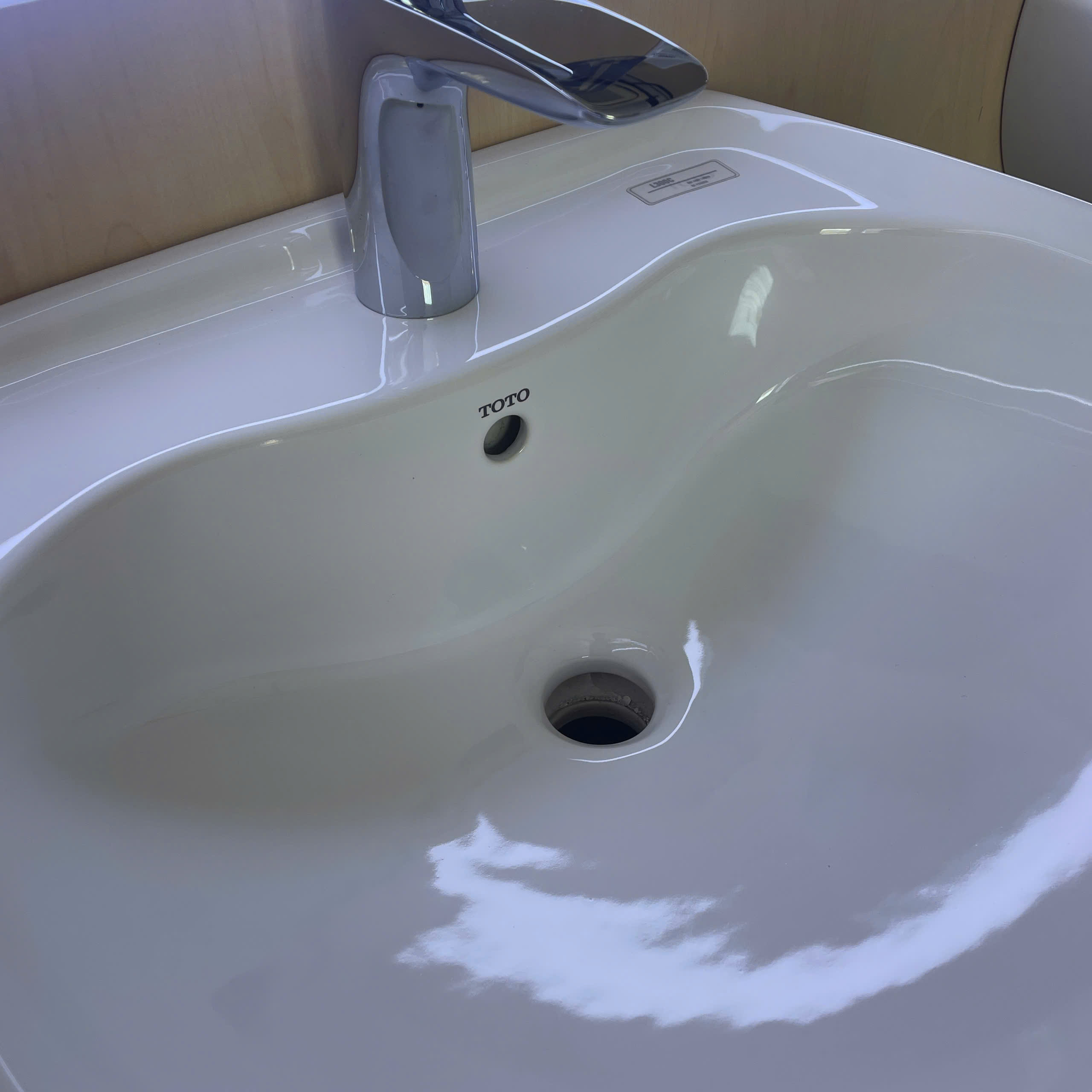 Chậu lavabo treo tường TOTO LHT300CR chân lửng