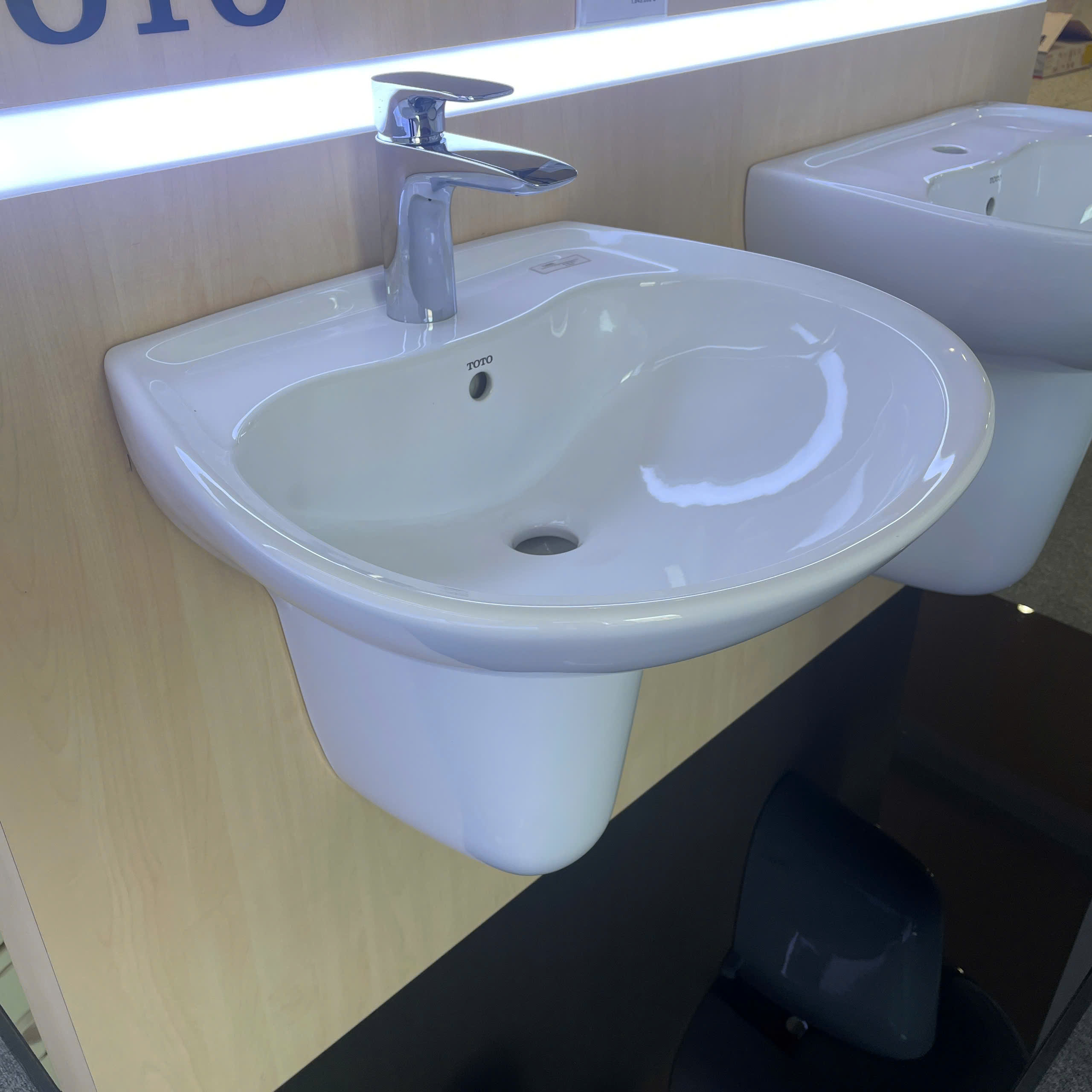Chậu lavabo treo tường TOTO LHT300CR chân lửng