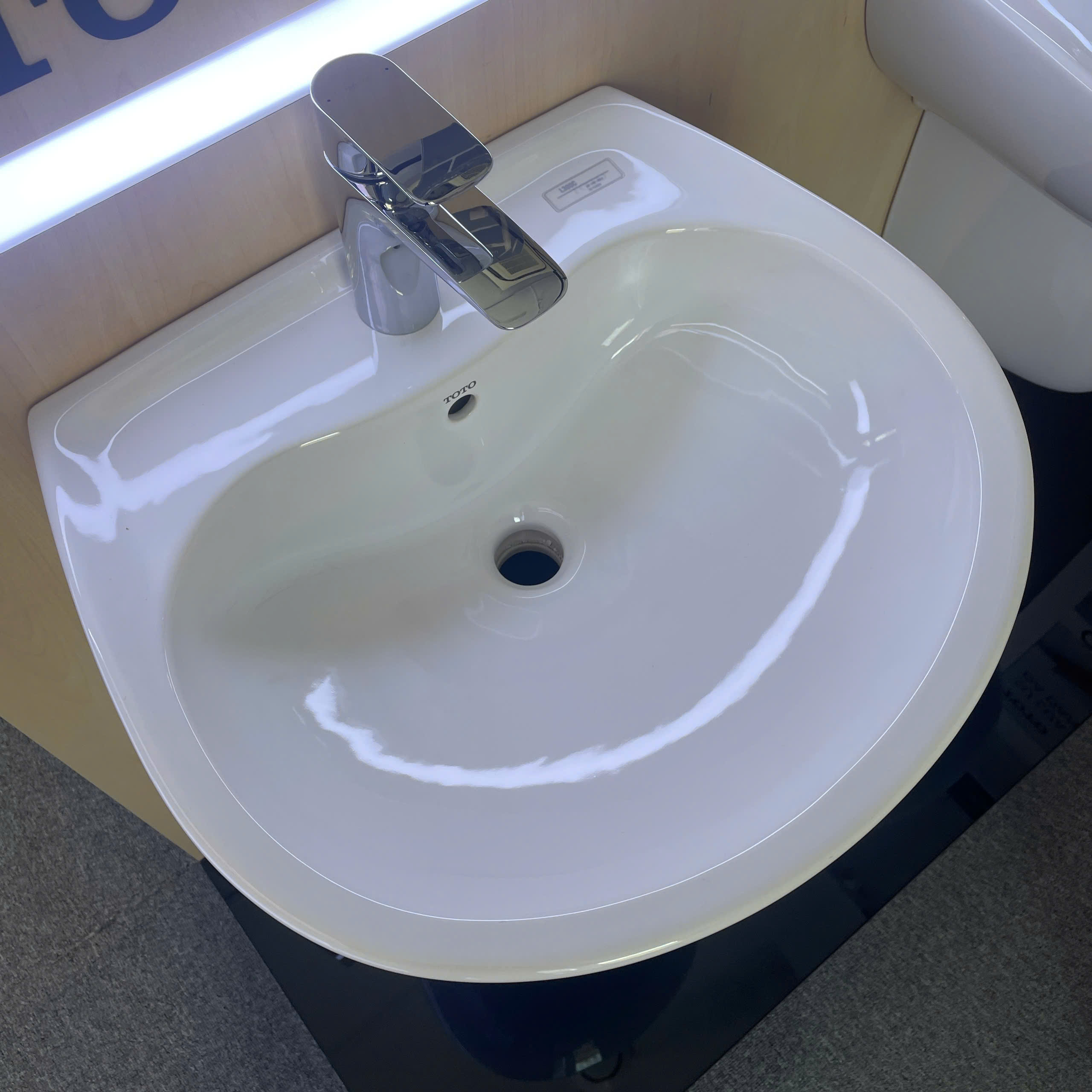 Chậu lavabo treo tường TOTO LHT300CR chân lửng