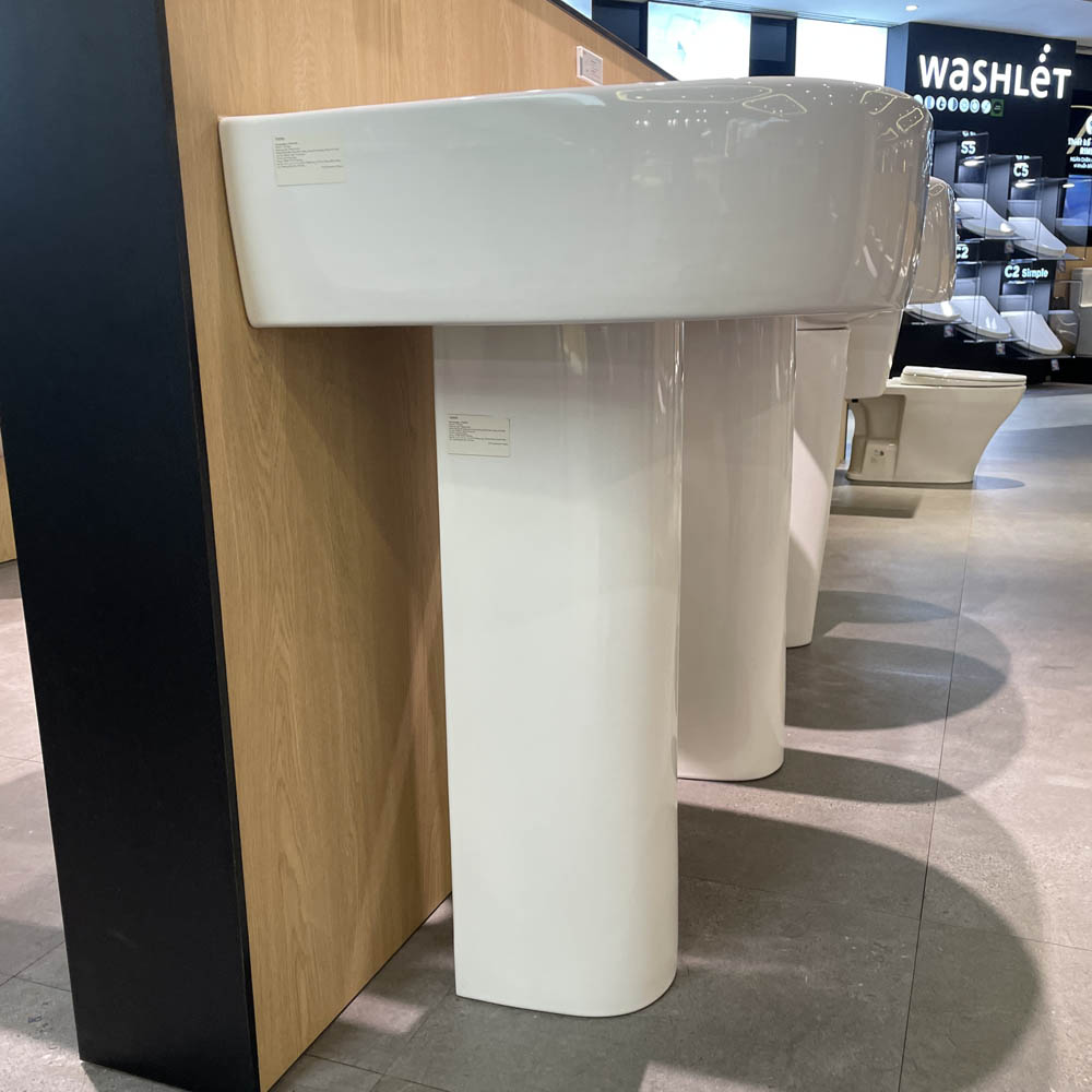 Chậu lavabo treo tường TOTO LPT766C chân dài