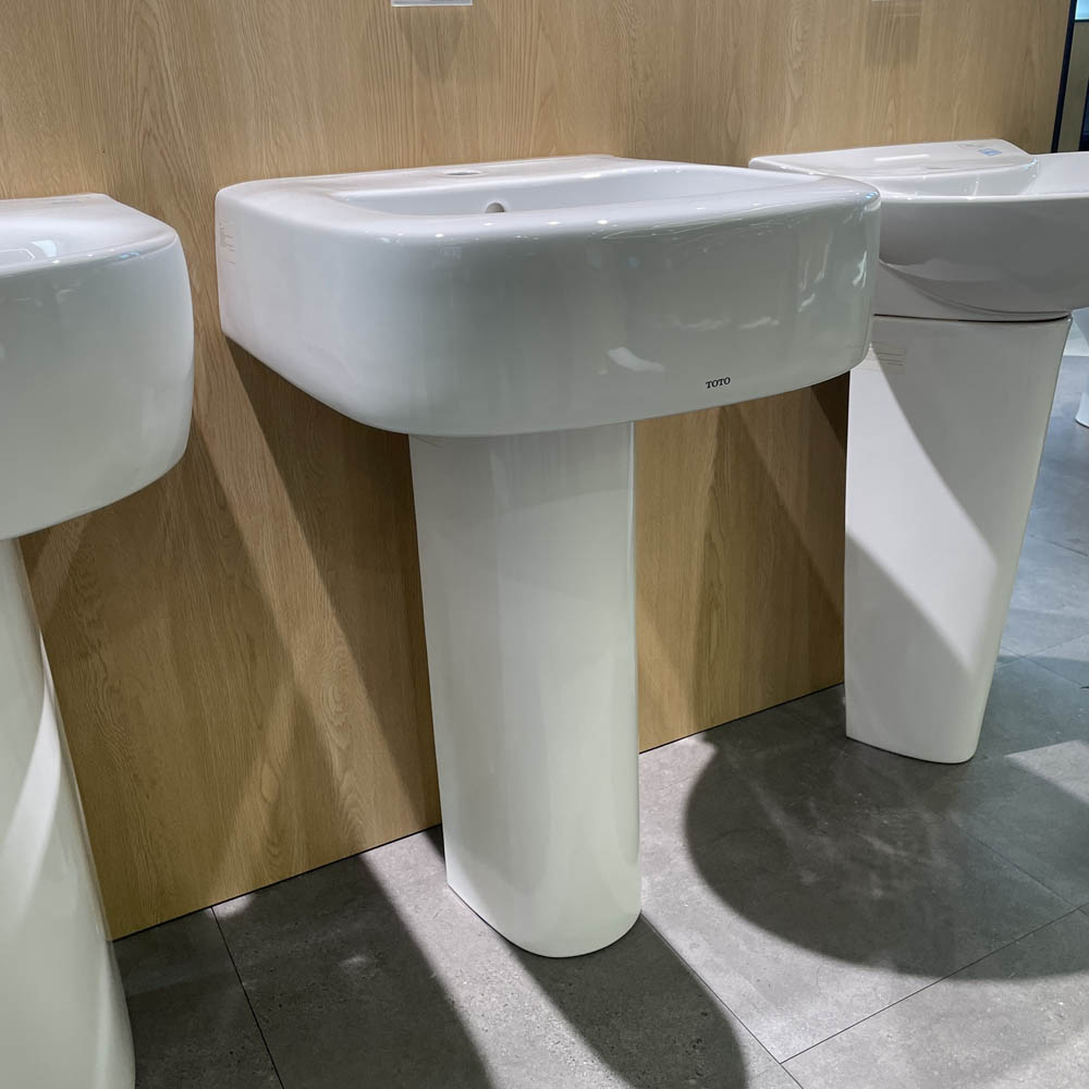 Chậu lavabo treo tường TOTO LPT767C chân dài