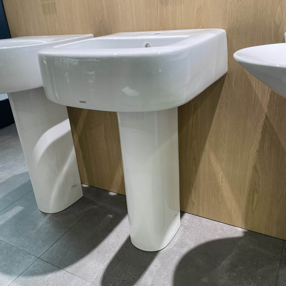 Chậu lavabo treo tường TOTO LPT767C chân dài