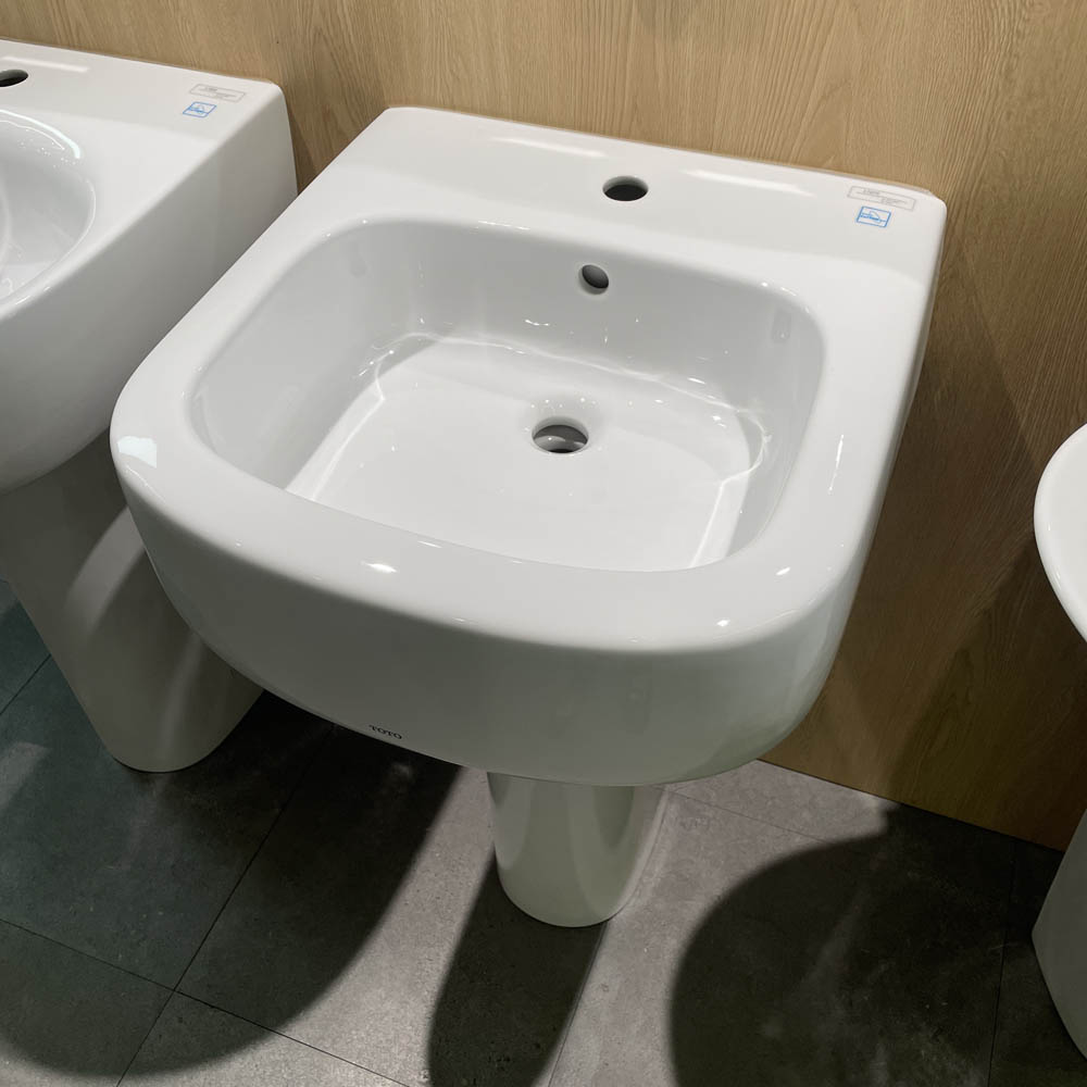 Chậu lavabo treo tường TOTO LPT767C chân dài