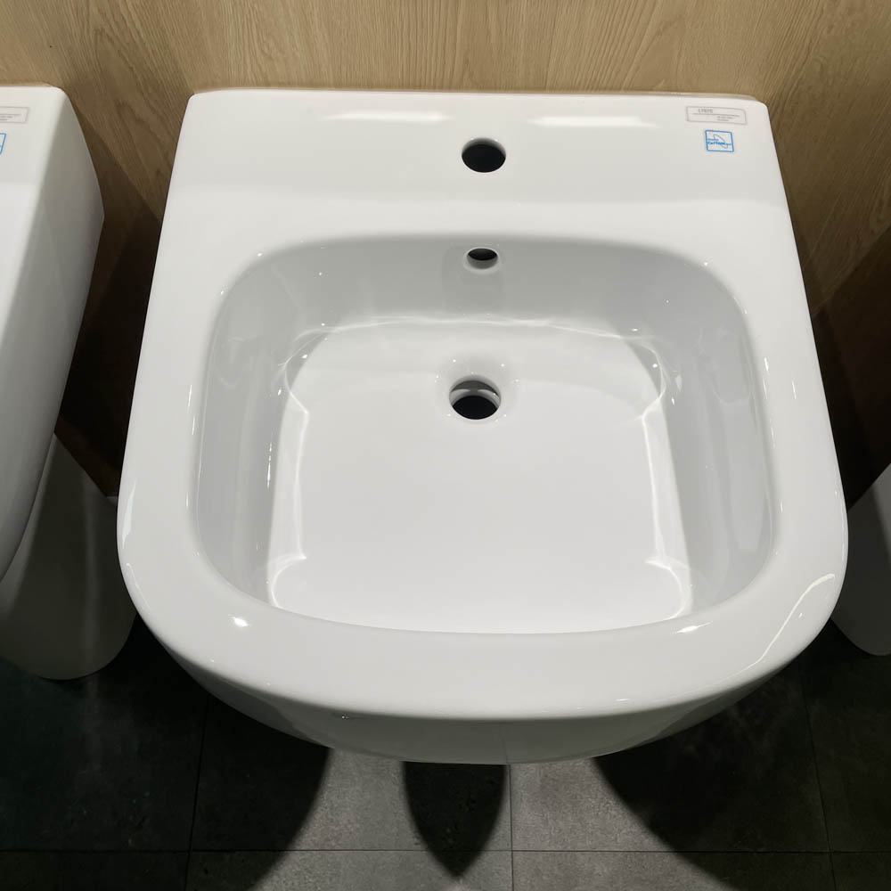 Chậu lavabo treo tường TOTO LPT767C chân dài