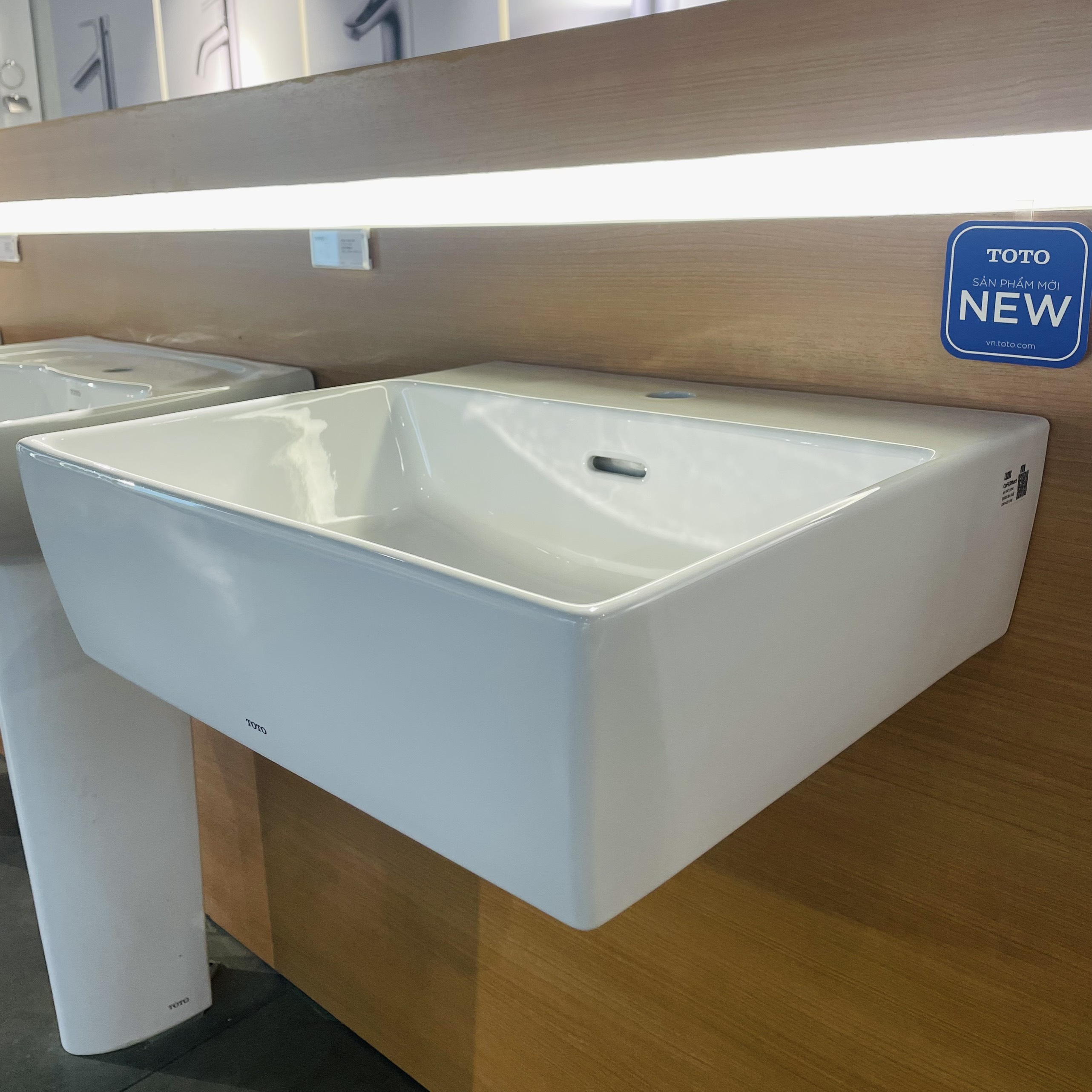 Chậu lavabo treo tường TOTO LT328C