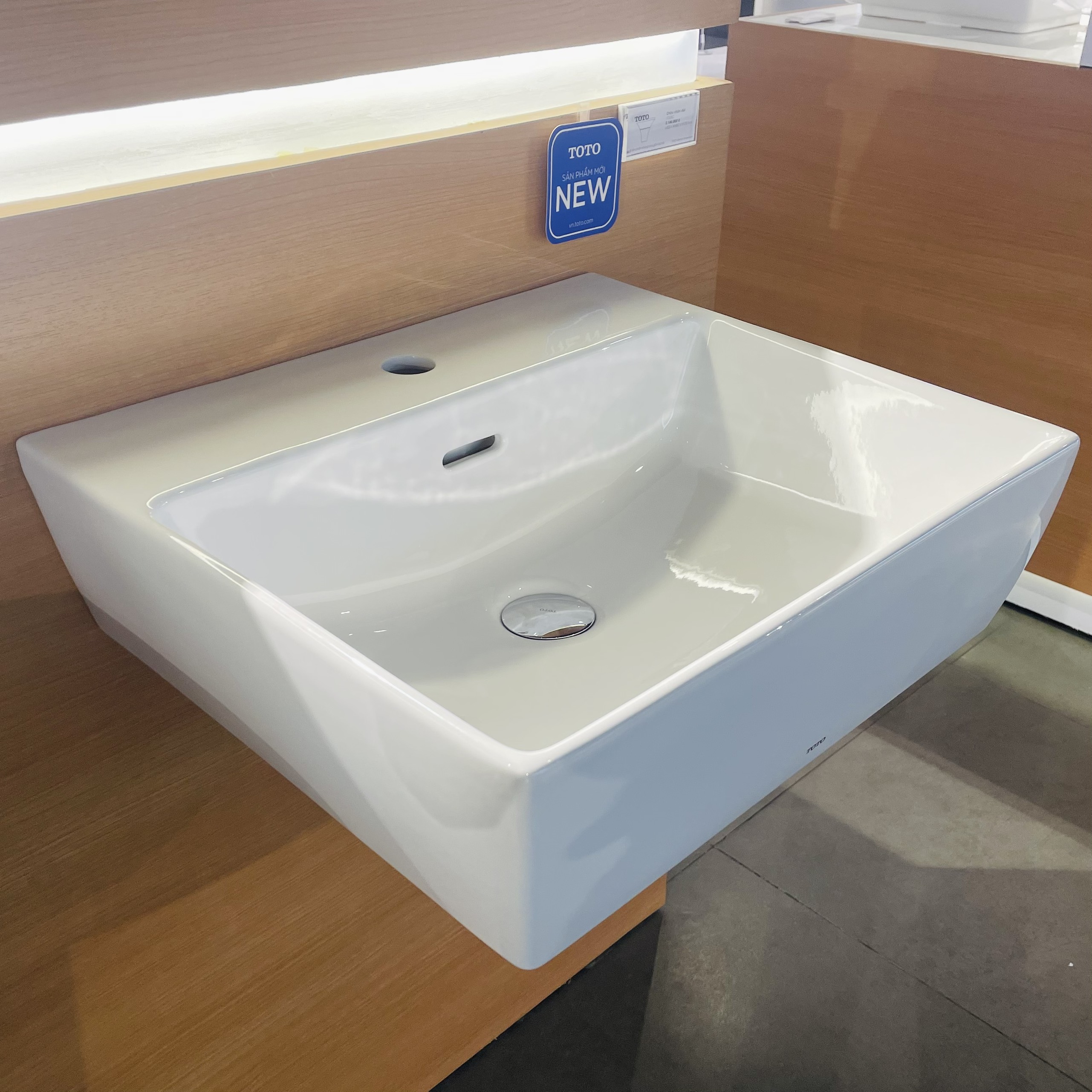 Chậu lavabo treo tường TOTO LT328C
