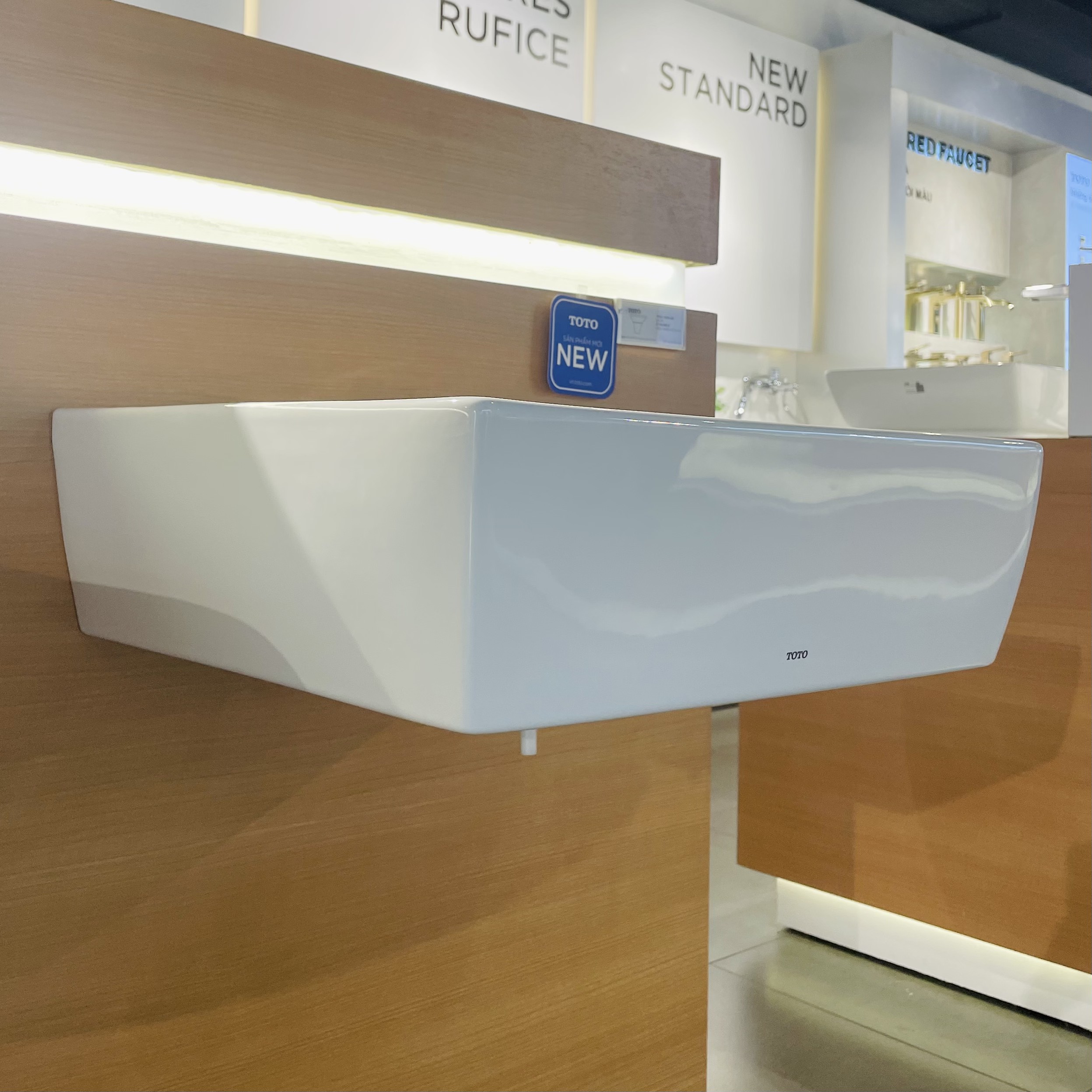 Chậu lavabo treo tường TOTO LT328C