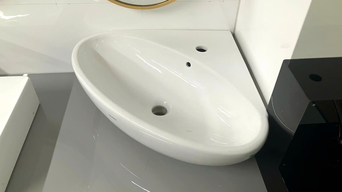Chậu lavabo treo tường TOTO LW815CJW/F#W đặt góc