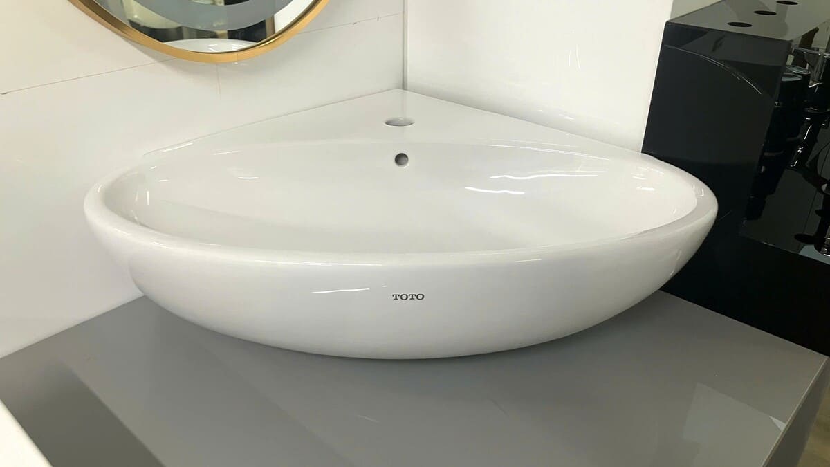 Chậu lavabo treo tường TOTO LW815CJW/F#W đặt góc