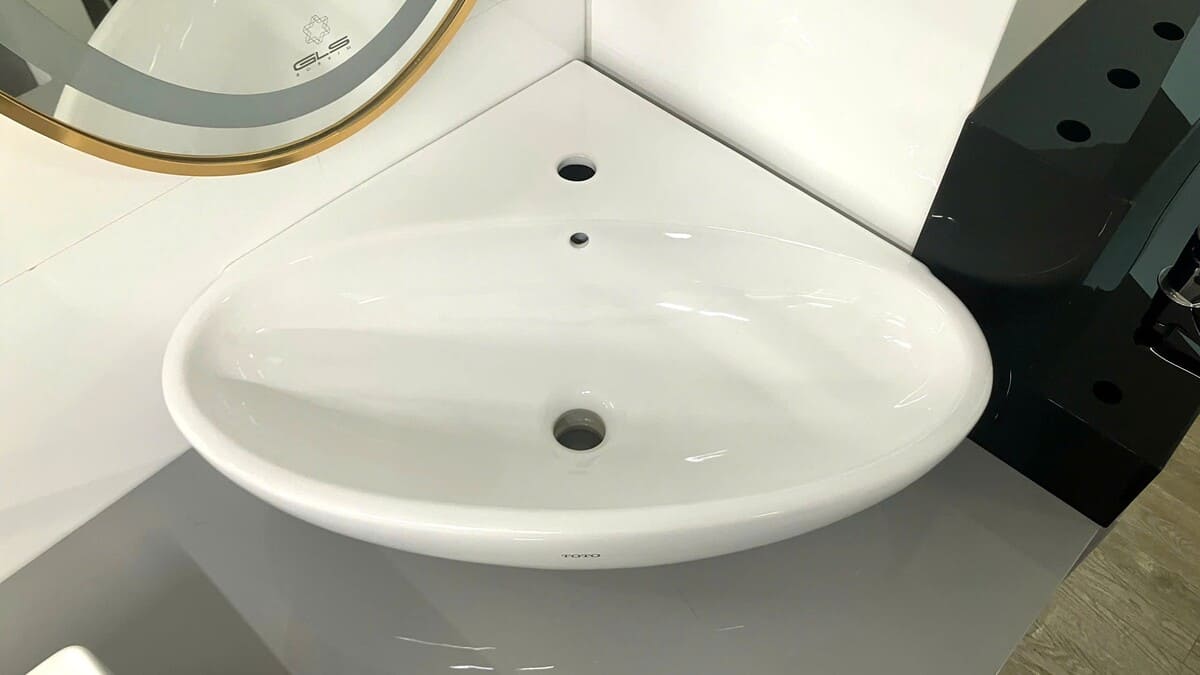 Chậu lavabo treo tường TOTO LW815CJW/F#W đặt góc
