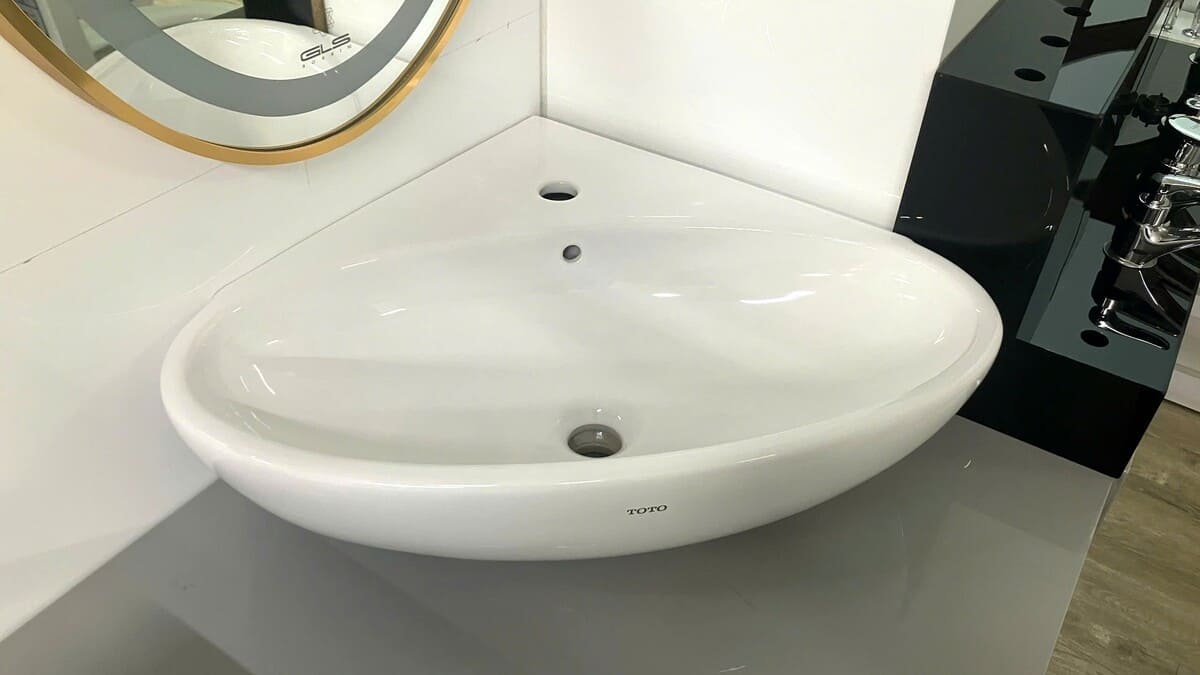 Chậu lavabo treo tường TOTO LW815CJW/F#W đặt góc