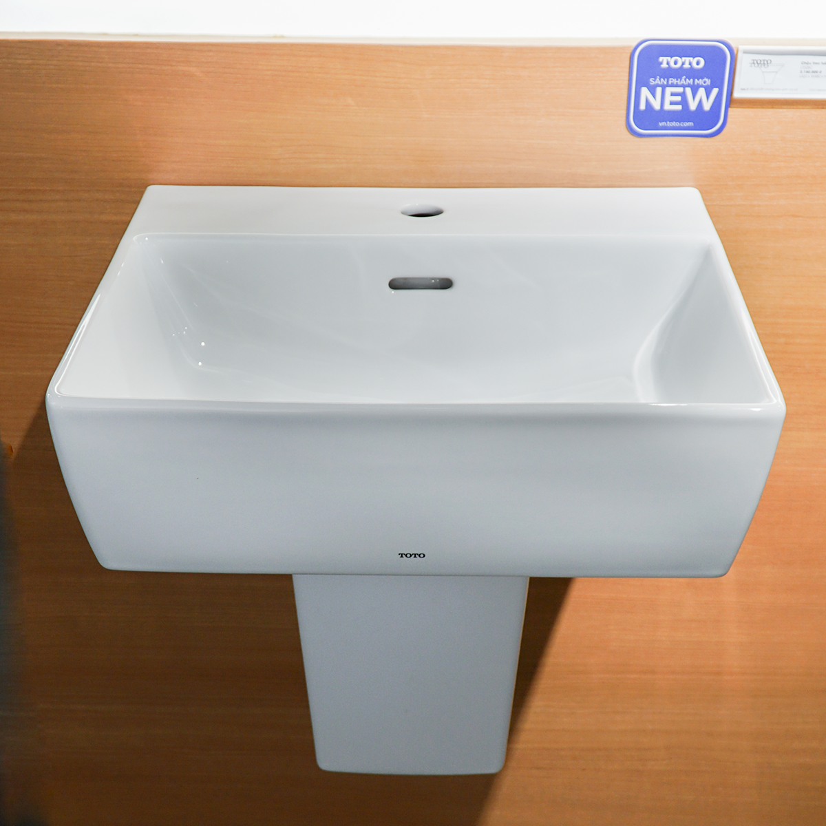 Chậu lavabo treo tường TOTO LT328C