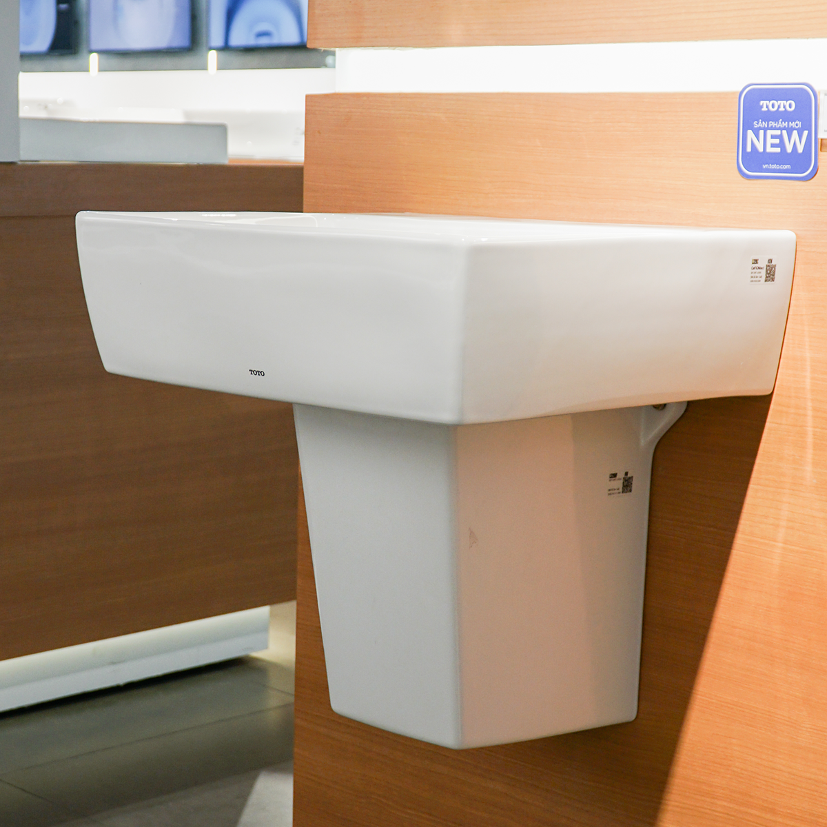 Chậu lavabo treo tường TOTO LT328C