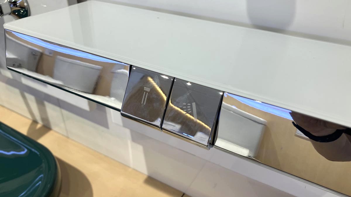 Củ sen tắm nhiệt độ TOTO TBV10400V kèm kệ để đồ và vòi xả bồn