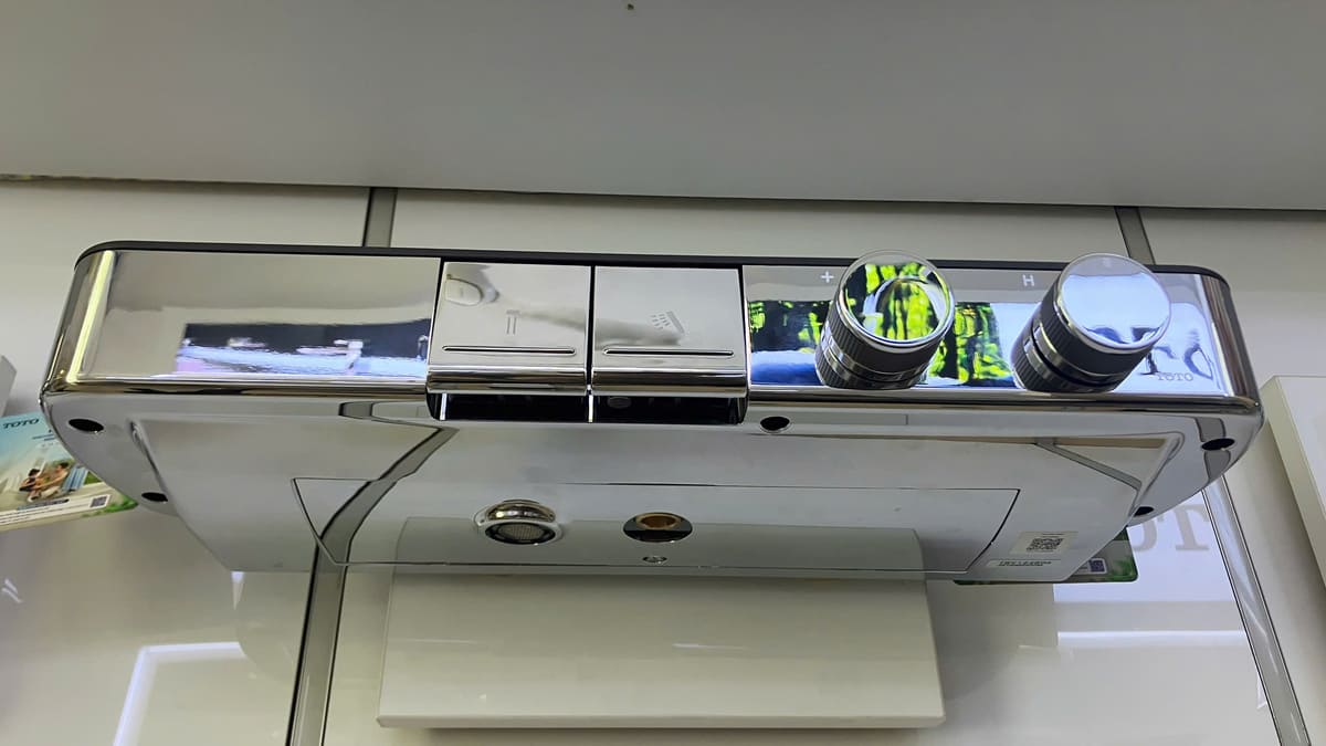 Củ sen tắm nhiệt độ TOTO TBV124B0A kèm kệ để đồ và vòi xả bồn