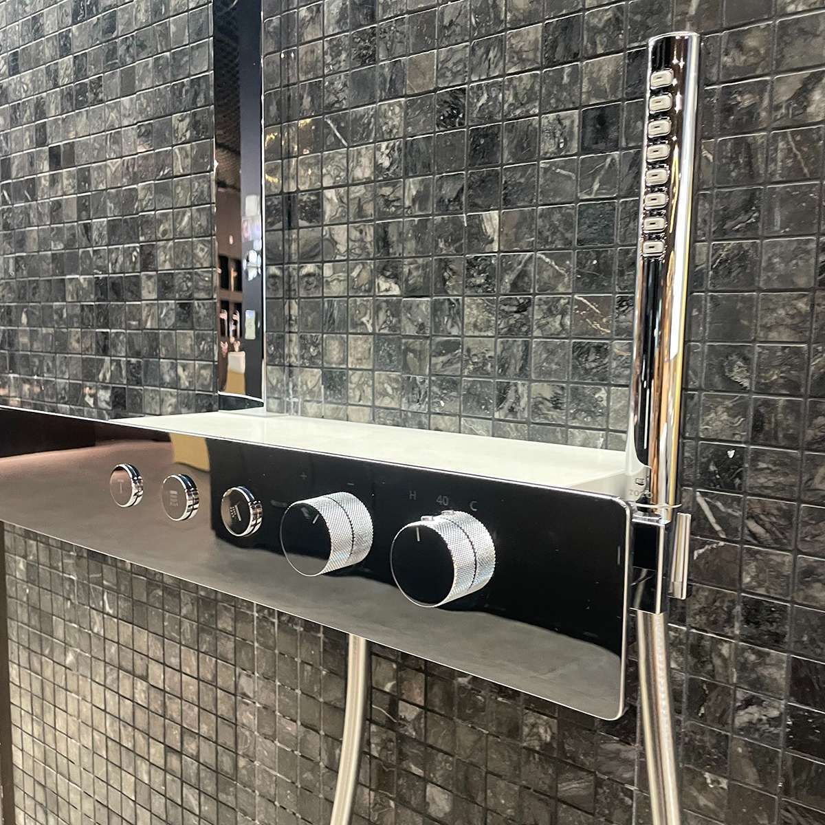 Bộ sen cây nhiệt độ TOTO TBW08407A dòng Z series kệ để đồ màu trắng