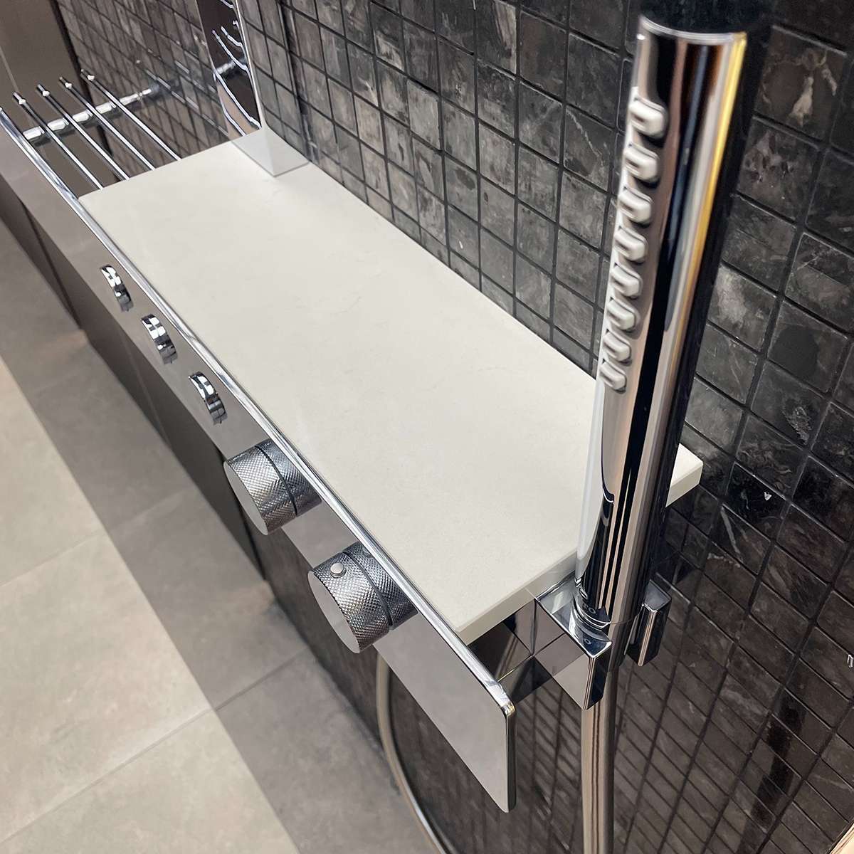 Bộ sen cây nhiệt độ TOTO TBW08407A dòng Z series kệ để đồ màu trắng