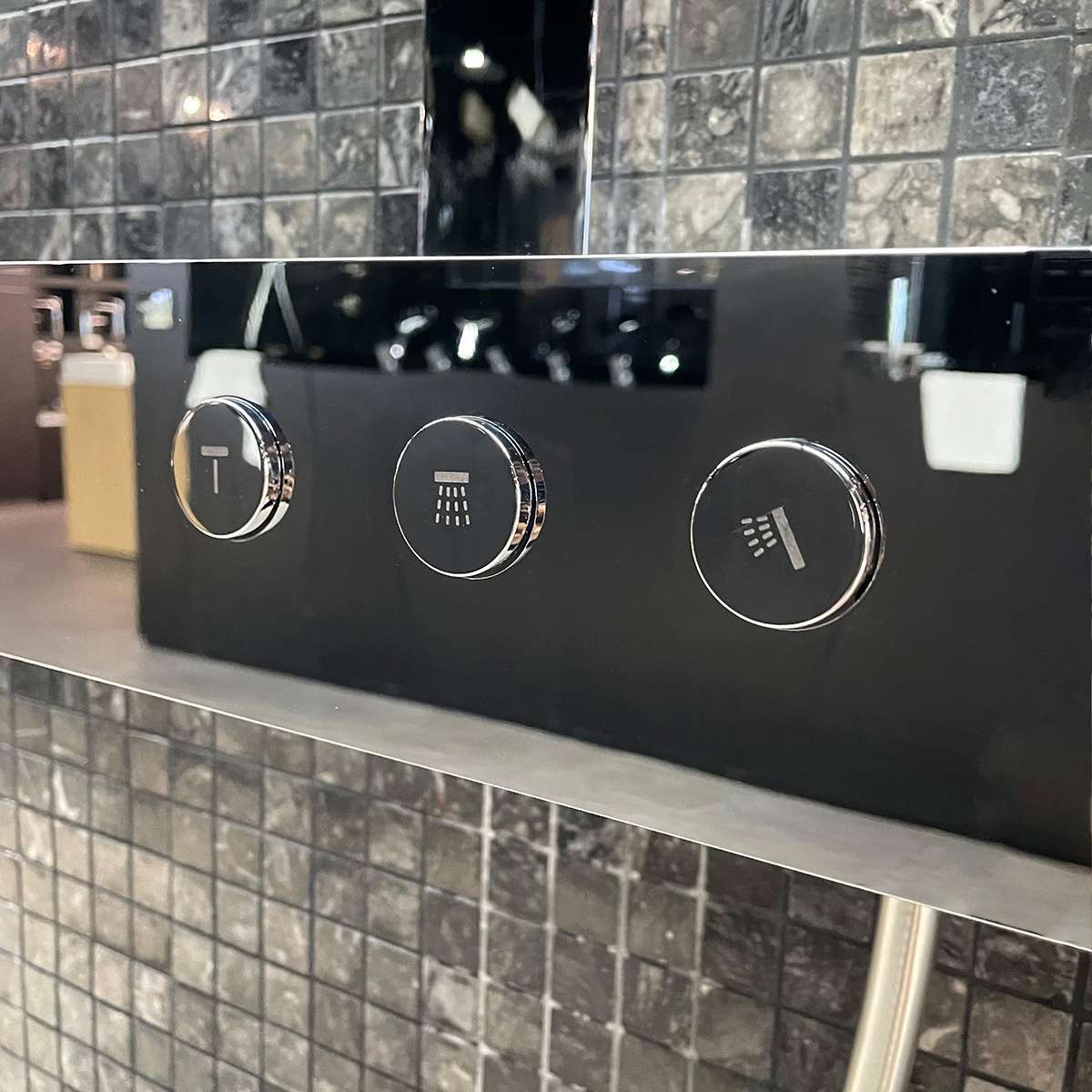 Bộ sen cây nhiệt độ TOTO TBW08407A dòng Z series kệ để đồ màu trắng