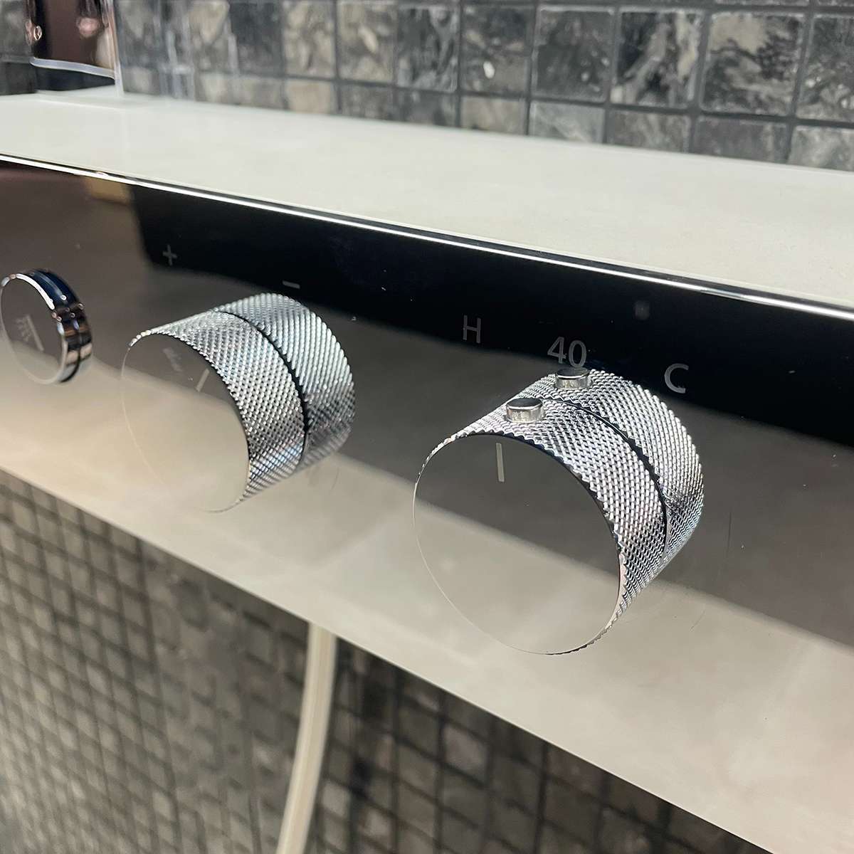 Bộ sen cây nhiệt độ TOTO TBW08407A dòng Z series kệ để đồ màu trắng