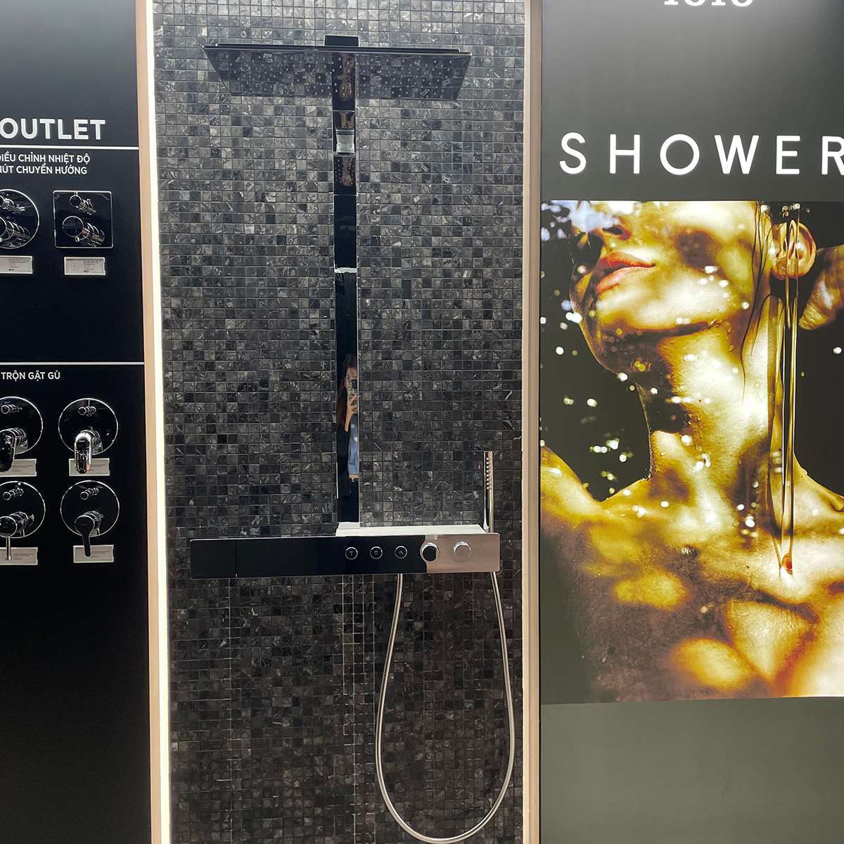 Bộ sen cây nhiệt độ TOTO TBW08407A dòng Z series kệ để đồ màu trắng