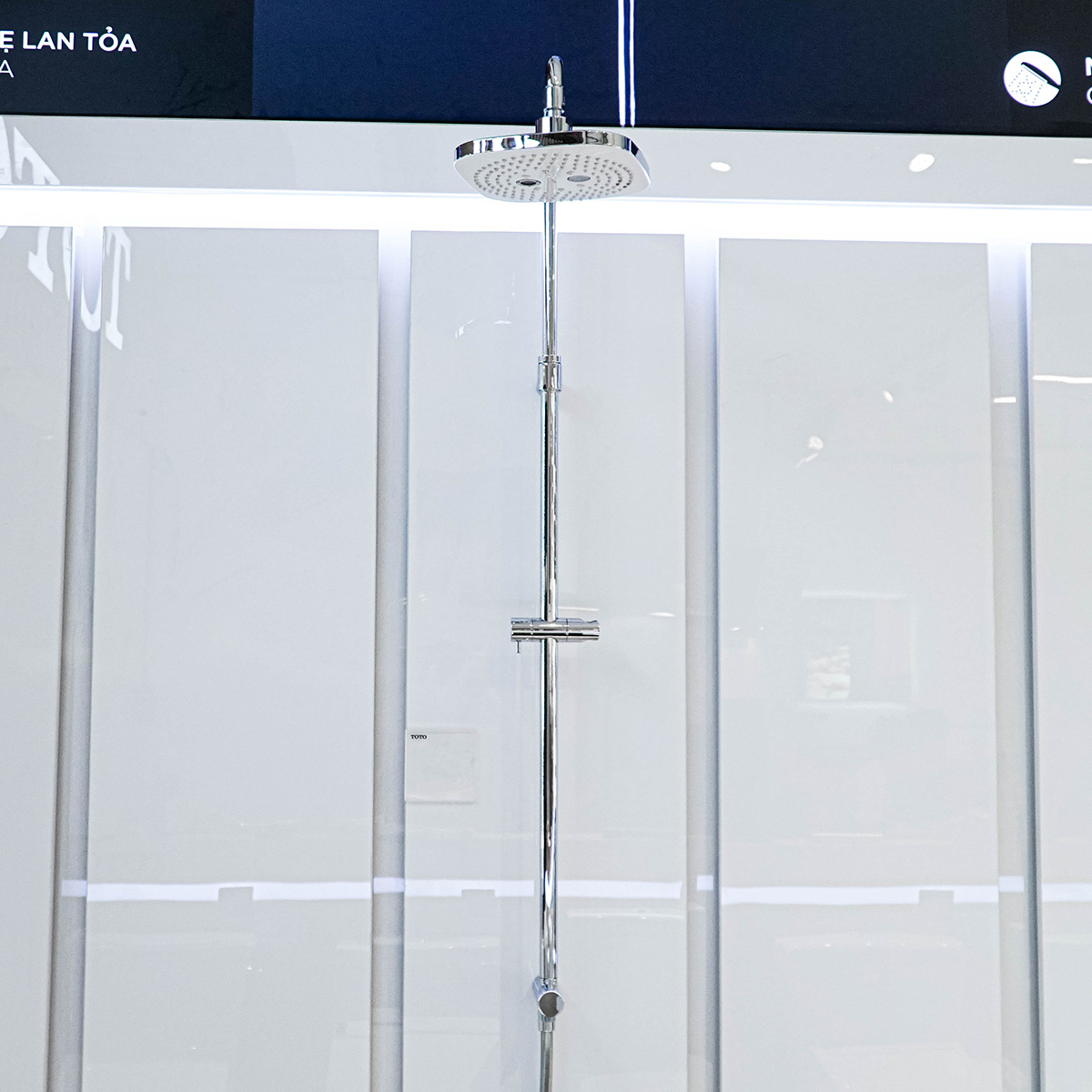 Thân sen cây TOTO TBW02002BA dáng vuông 2 chế độ (mã cũ TBW02002B1)