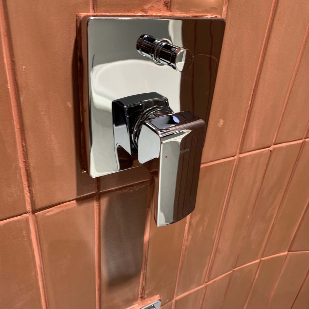 Van gật gù điều chỉnh nóng lạnh kèm nút chuyển hướng và phụ kiện âm tường TOTO TBG02304BA TBN01001B