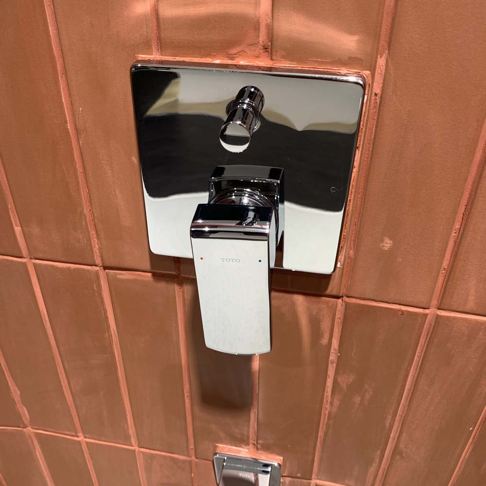 Van gật gù điều chỉnh nóng lạnh kèm nút chuyển hướng và phụ kiện âm tường TOTO TBG02304BA TBN01001B