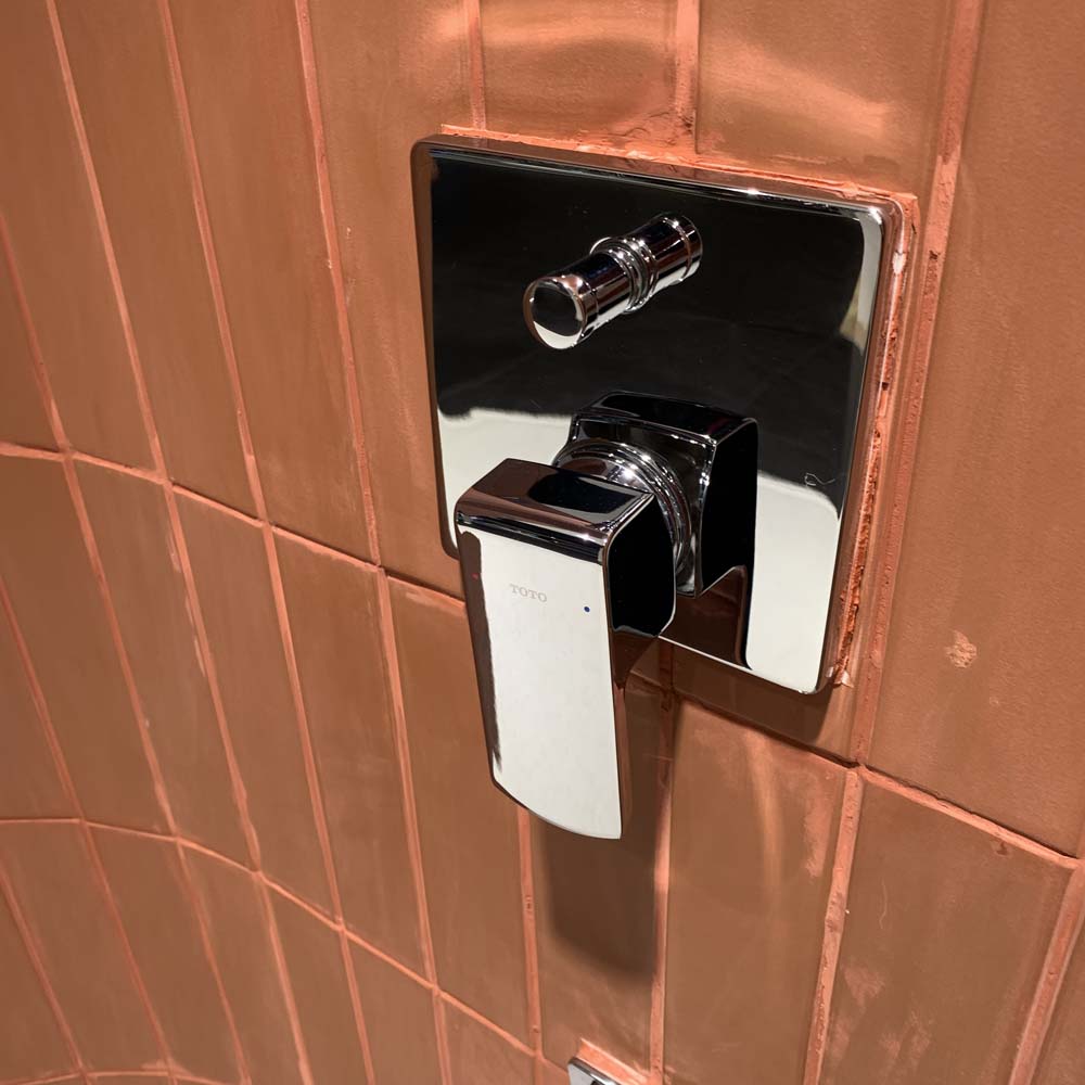 Van gật gù điều chỉnh nóng lạnh kèm nút chuyển hướng và phụ kiện âm tường TOTO TBG02304BA TBN01001B