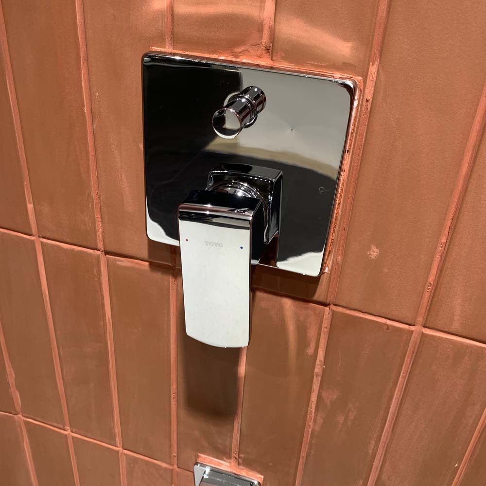 Van gật gù điều chỉnh nóng lạnh kèm nút chuyển hướng và phụ kiện âm tường TOTO TBG02304BA TBN01001B