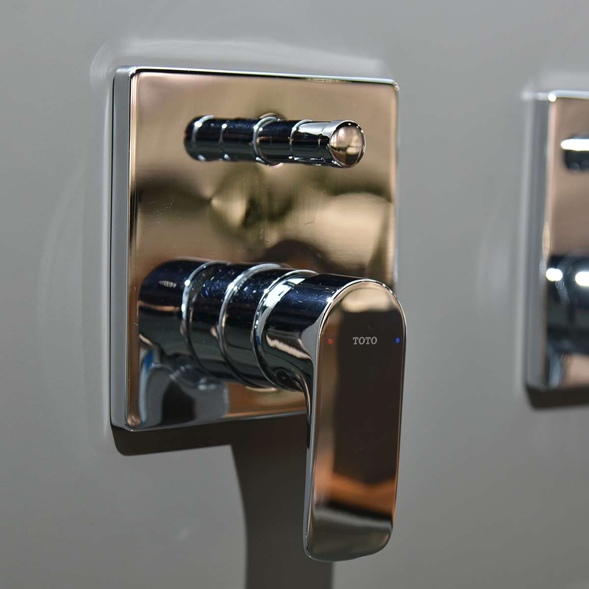 Van gật gù điều chỉnh nóng lạnh kèm nút chuyển hướng và phụ kiện âm tường TOTO TBG04304BA TBN01001B