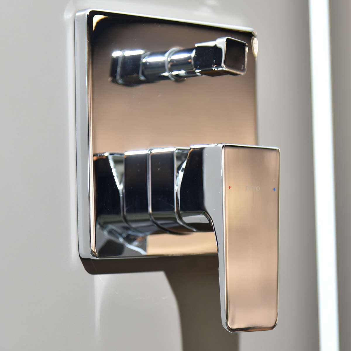 Van gật gù điều chỉnh nóng lạnh kèm nút chuyển hướng và phụ kiện âm tường TOTO TBG07304VA TBN01001B