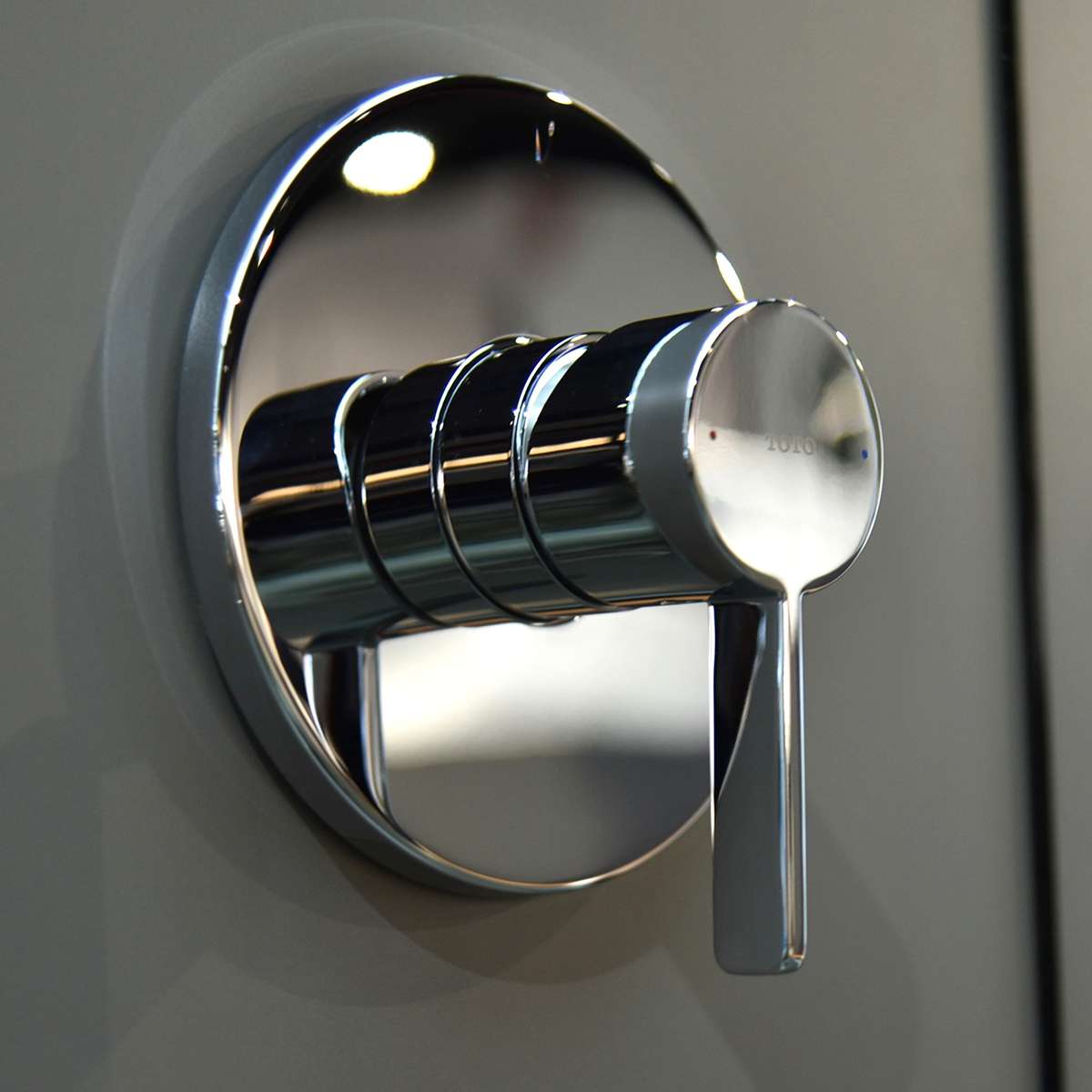 Van gật gù điều chỉnh nóng lạnh TOTO TBG11303V kèm phụ kiện âm tường TBN01001B