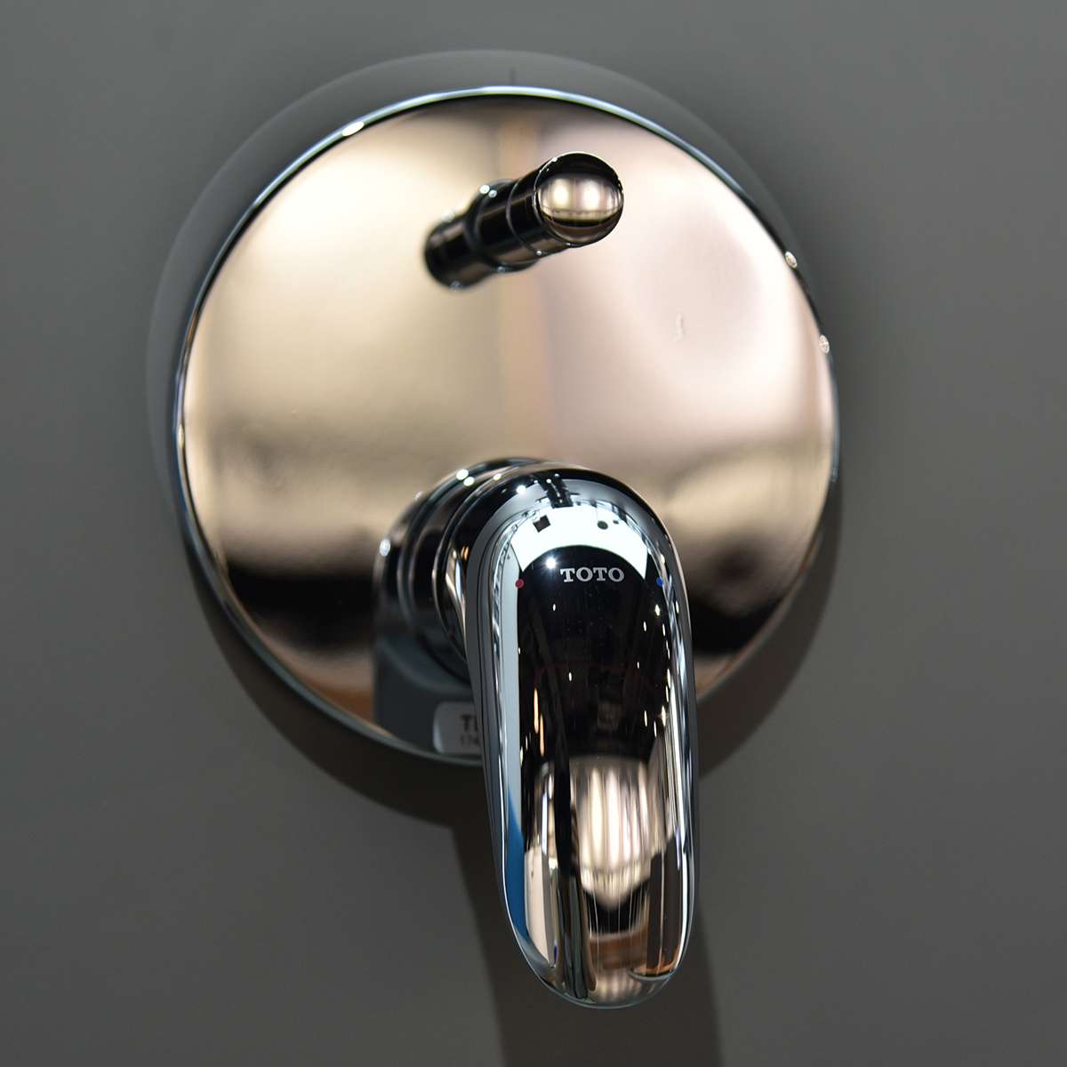 Van gật gù điều chỉnh nóng lạnh kèm nút chuyển hướng TOTO TBS03304B