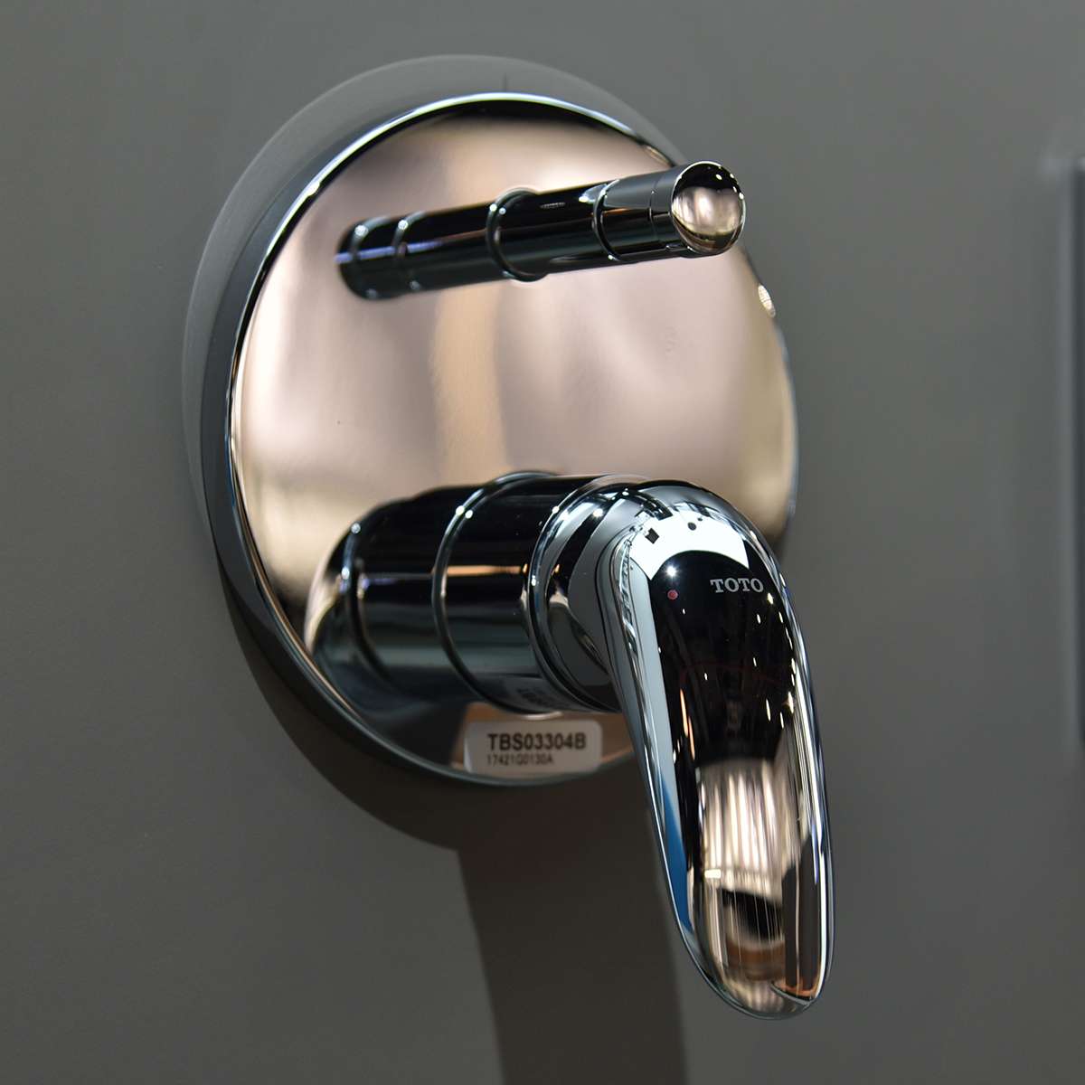 Van gật gù điều chỉnh nóng lạnh kèm nút chuyển hướng TOTO TBS03304B