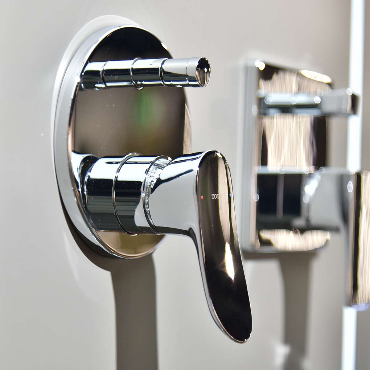 Van gật gù điều chỉnh nóng lạnh kèm nút chuyển hướng TOTO TBS04304B