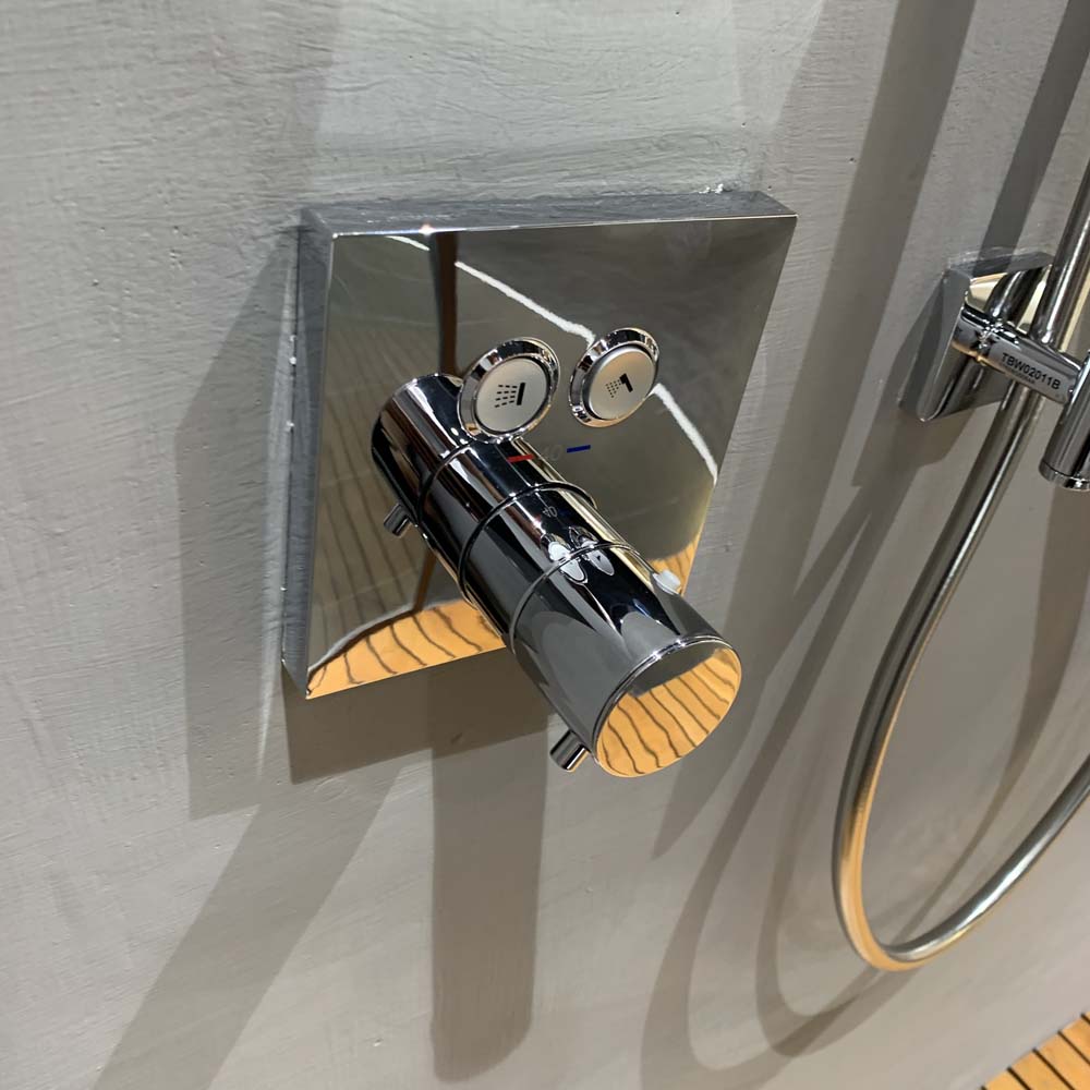 Van điều chỉnh nhiệt độ kèm van chuyển hướng (2 đn) TOTO TBV02406B kèm phụ kiện âm tường TBN01001B