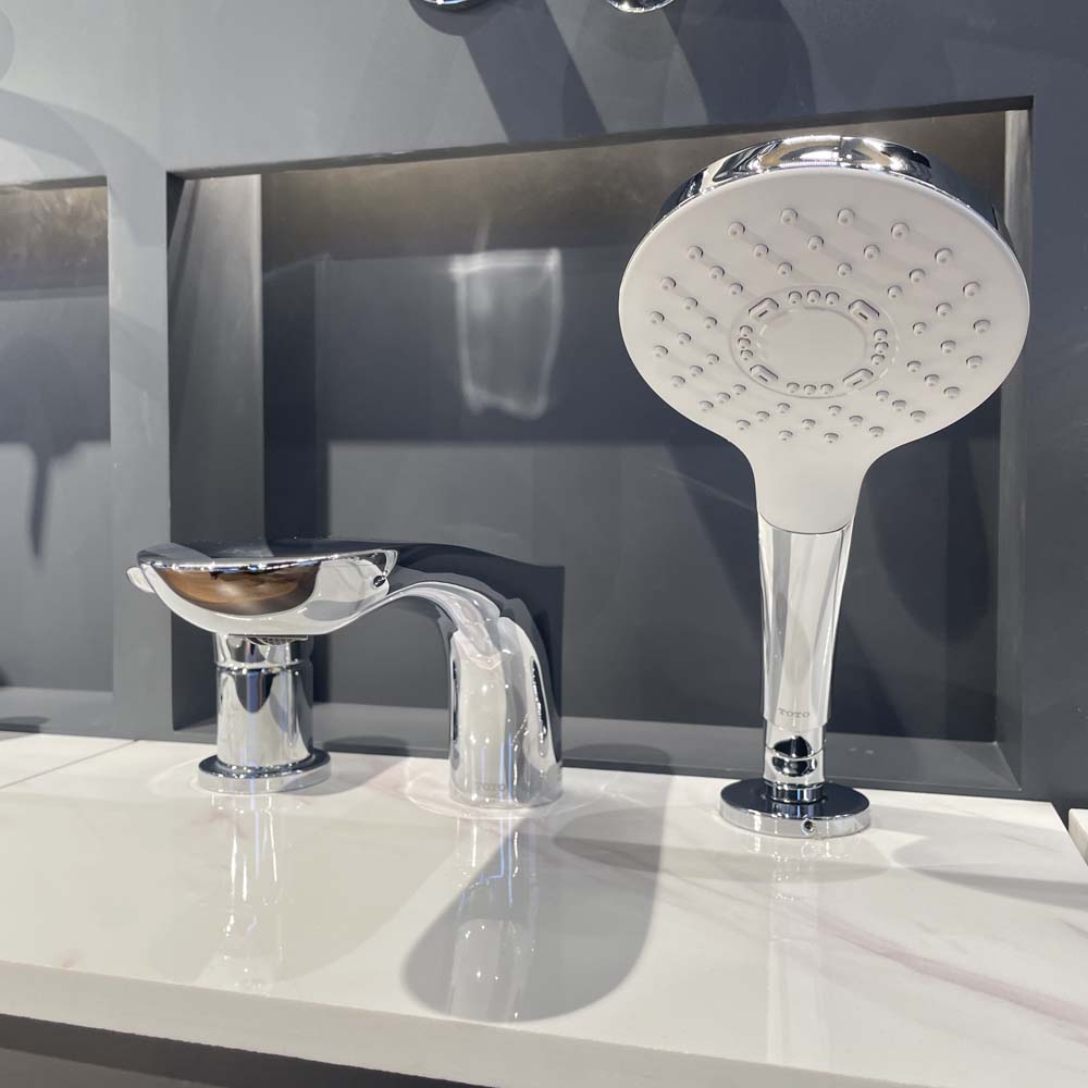 Vòi xả bồn tắm TOTO TBG01305BB nóng lạnh kèm tay sen