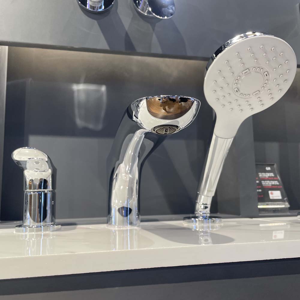 Vòi xả bồn tắm TOTO TBG01305BB nóng lạnh kèm tay sen