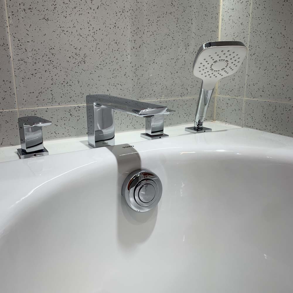 Vòi xả bồn tắm TOTO TBG02202A nóng lạnh kèm tay sen