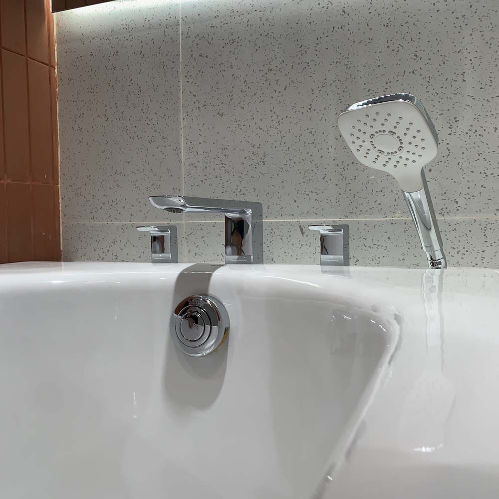 Vòi xả bồn tắm TOTO TBG02202A nóng lạnh kèm tay sen