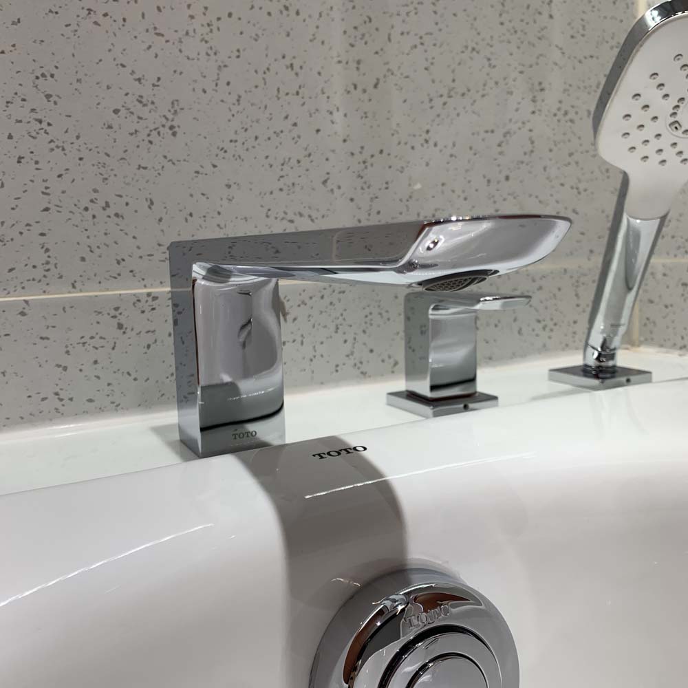 Vòi xả bồn tắm TOTO TBG02202A nóng lạnh kèm tay sen