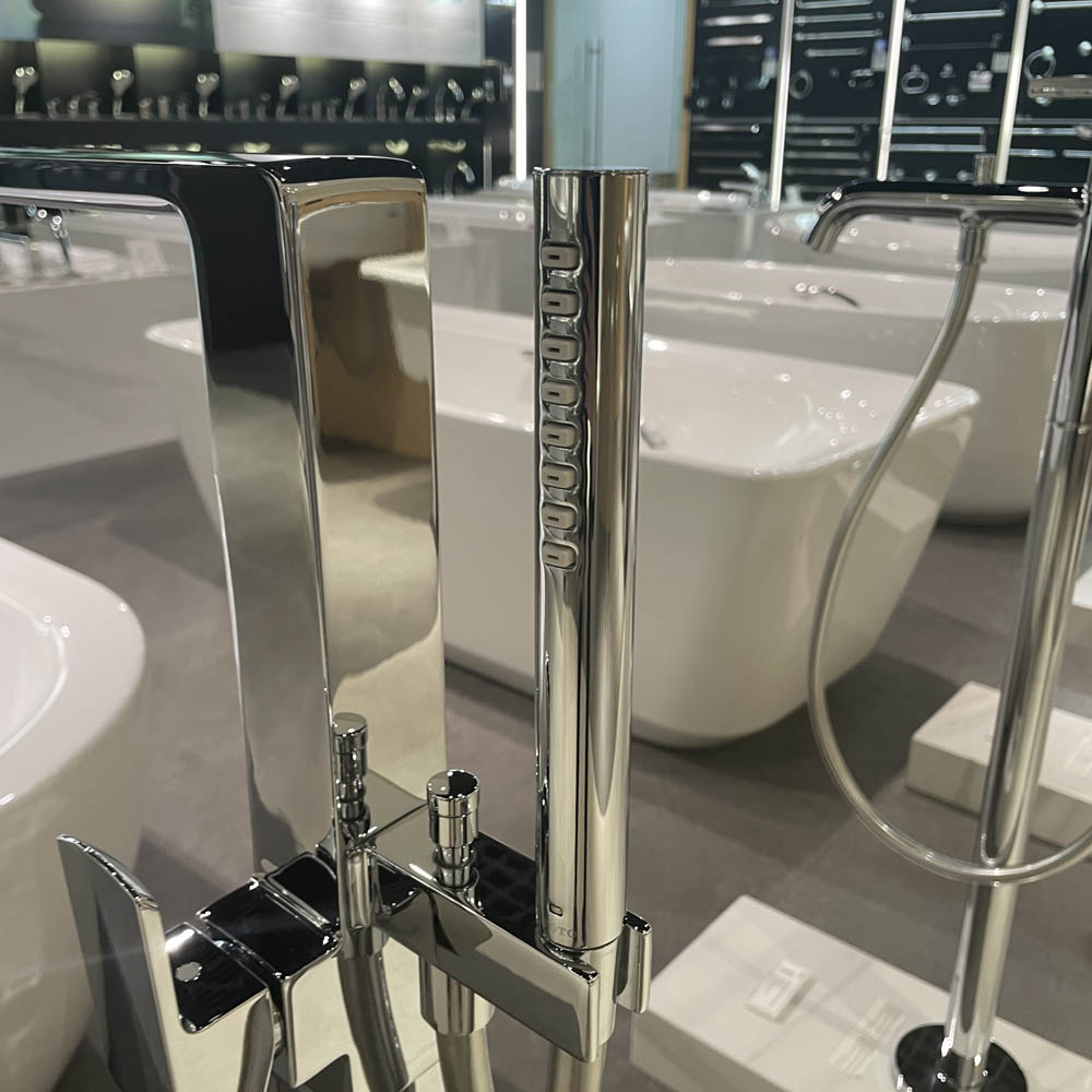 Vòi xả bồn tắm TOTO TBG02306BA TBN01105B đặt sàn nóng lạnh (kèm đế)