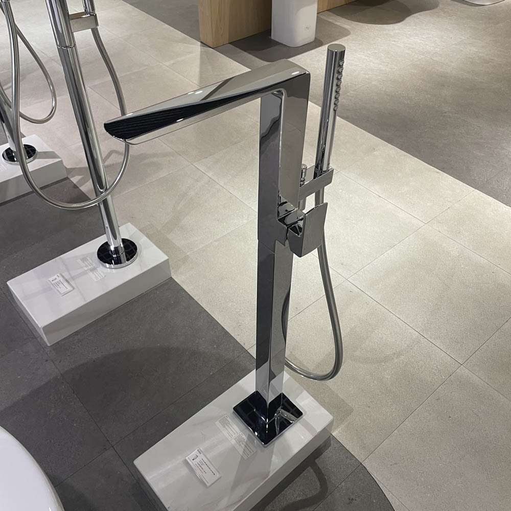 Vòi xả bồn tắm TOTO TBG02306BA TBN01105B đặt sàn nóng lạnh (kèm đế)