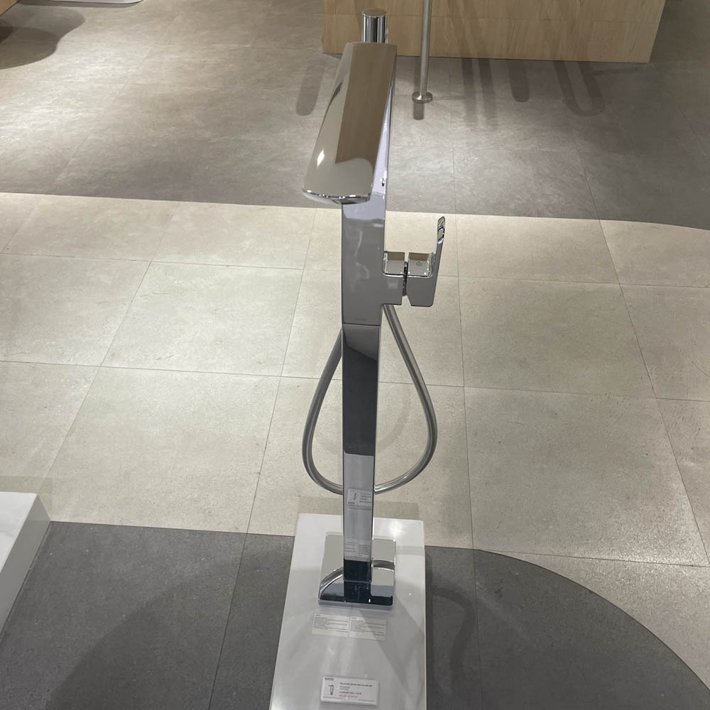 Vòi xả bồn tắm TOTO TBG02306BA TBN01105B đặt sàn nóng lạnh (kèm đế)