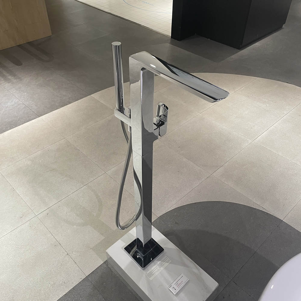 Vòi xả bồn tắm TOTO TBG02306BA TBN01105B đặt sàn nóng lạnh (kèm đế)