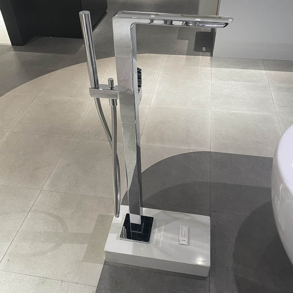 Vòi xả bồn tắm TOTO TBG02306BA TBN01105B đặt sàn nóng lạnh (kèm đế)